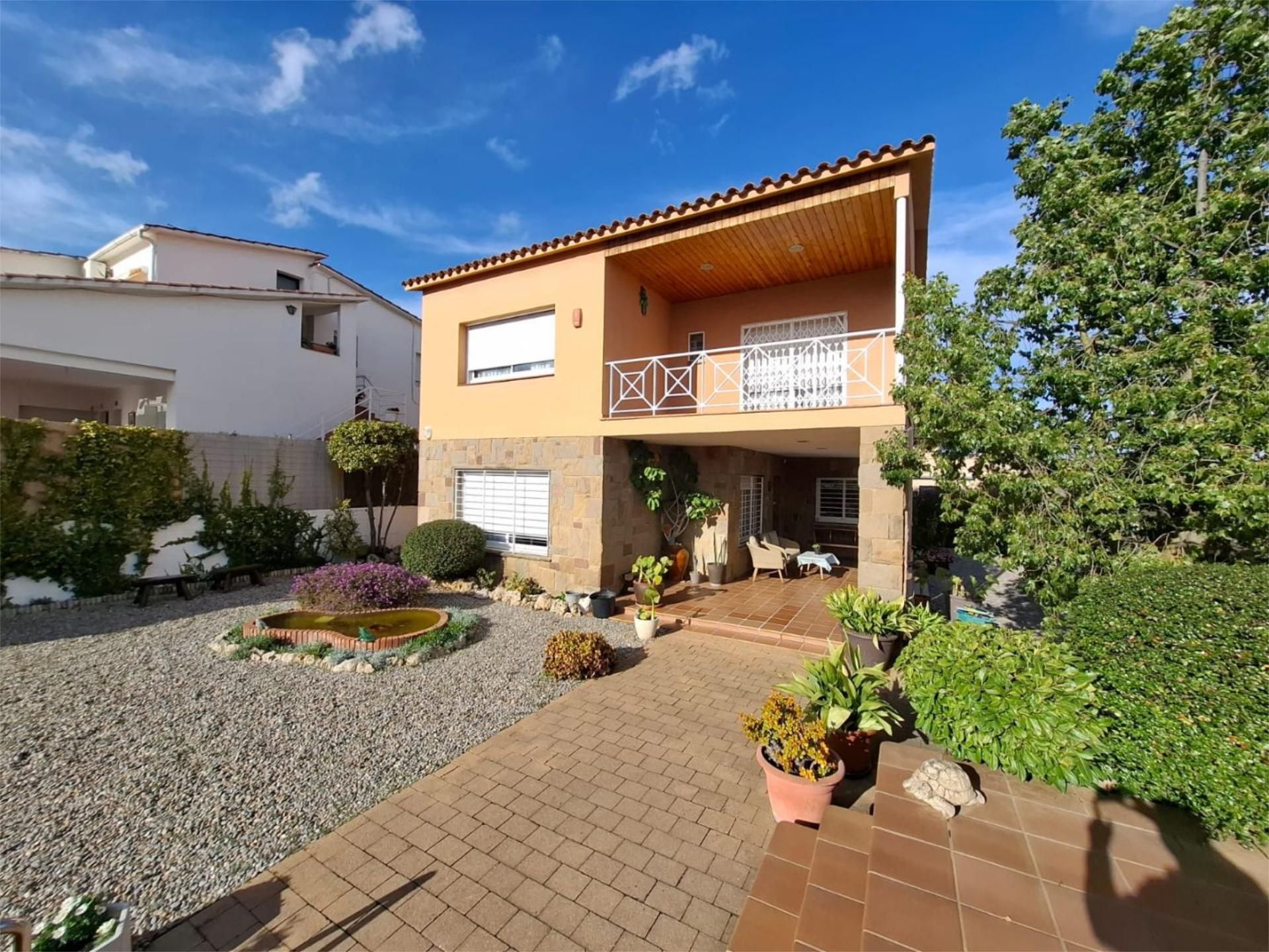 Vista exterior de Casa o xalet en venda en Alella amb Aire condicionat, Terrassa i Balcó