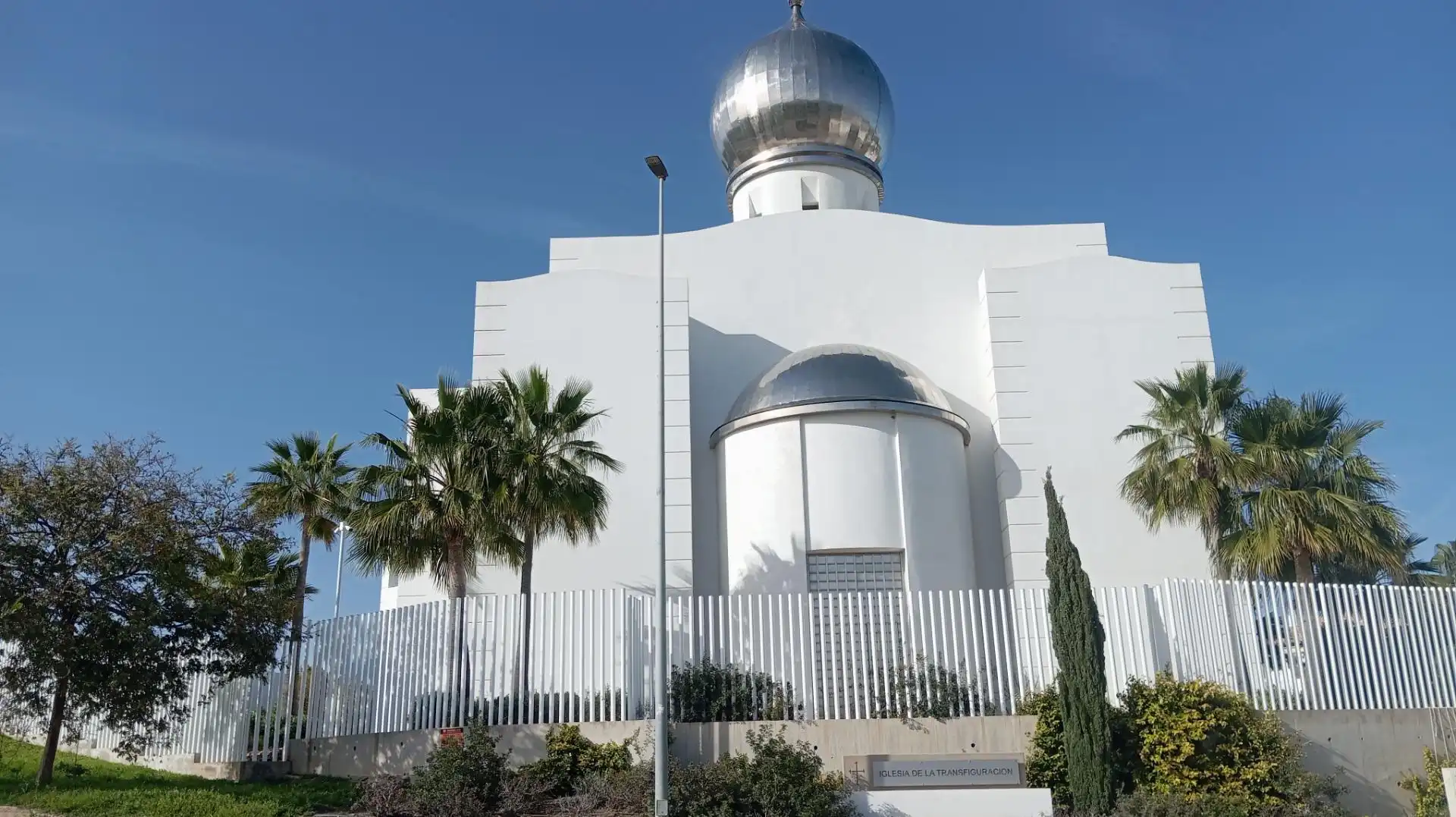 Vista exterior de Casa adosada en venda en Estepona amb Jardí privat, Terrassa i Traster