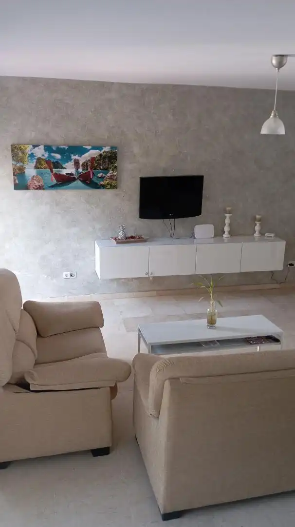 Sala d'estar de Casa adosada en venda en Estepona amb Jardí privat, Terrassa i Traster