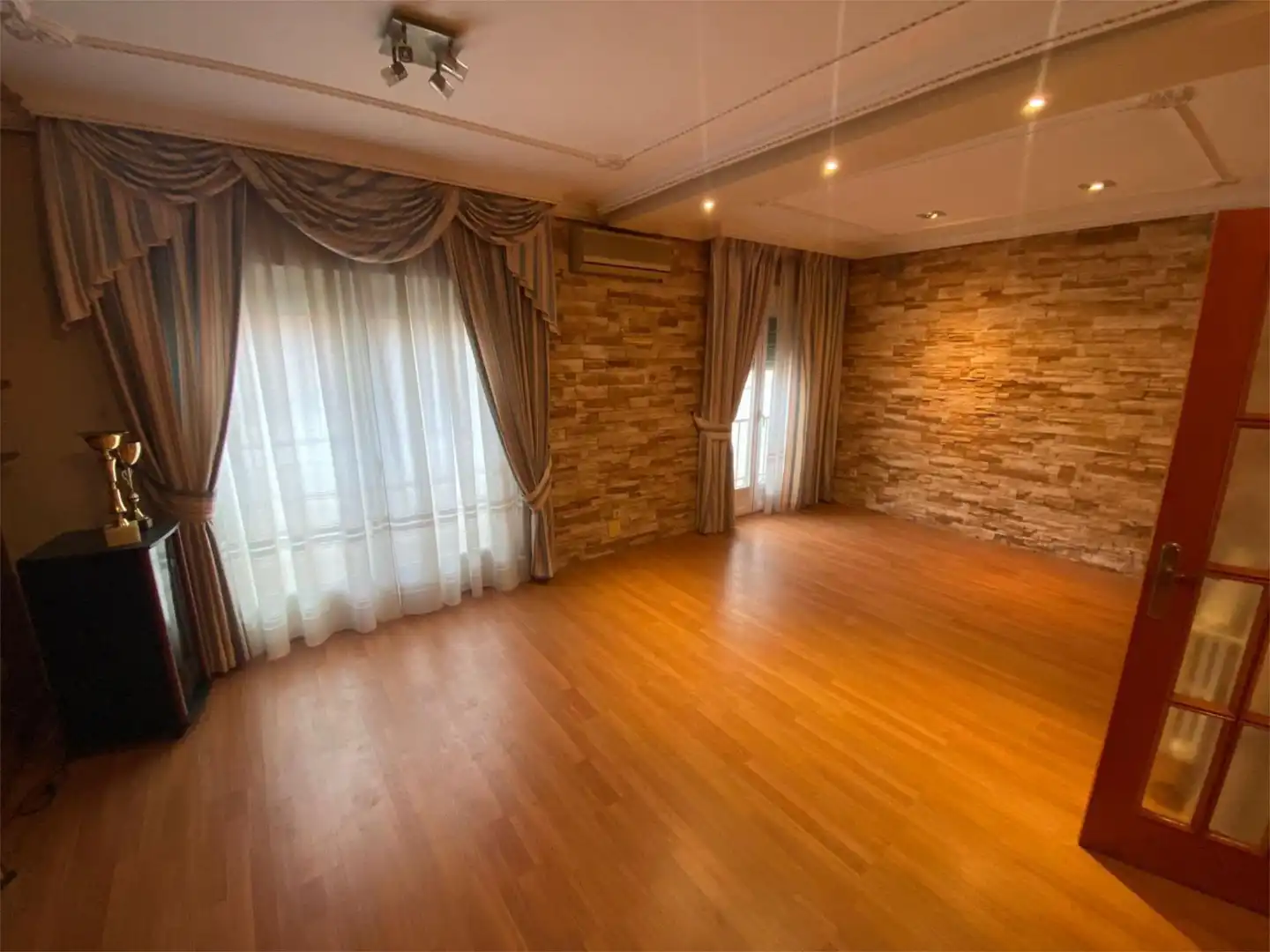 Sala d'estar de Casa adosada en venda en Daimiel amb Aire condicionat, Terrassa i Balcó