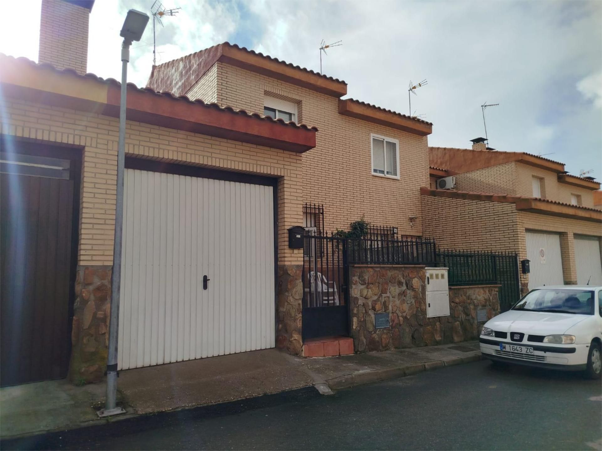Exterior view of Single-family semi-detached for sale in Pantoja  with Air Conditioner, Heating and Private garden