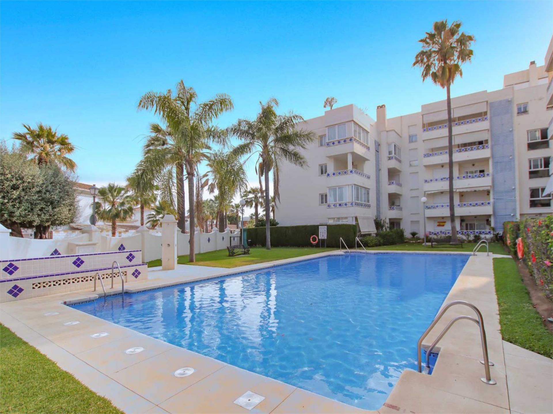 Swimming pool of Flat for sale in Marbella  with Air Conditioner, Heating and Private garden