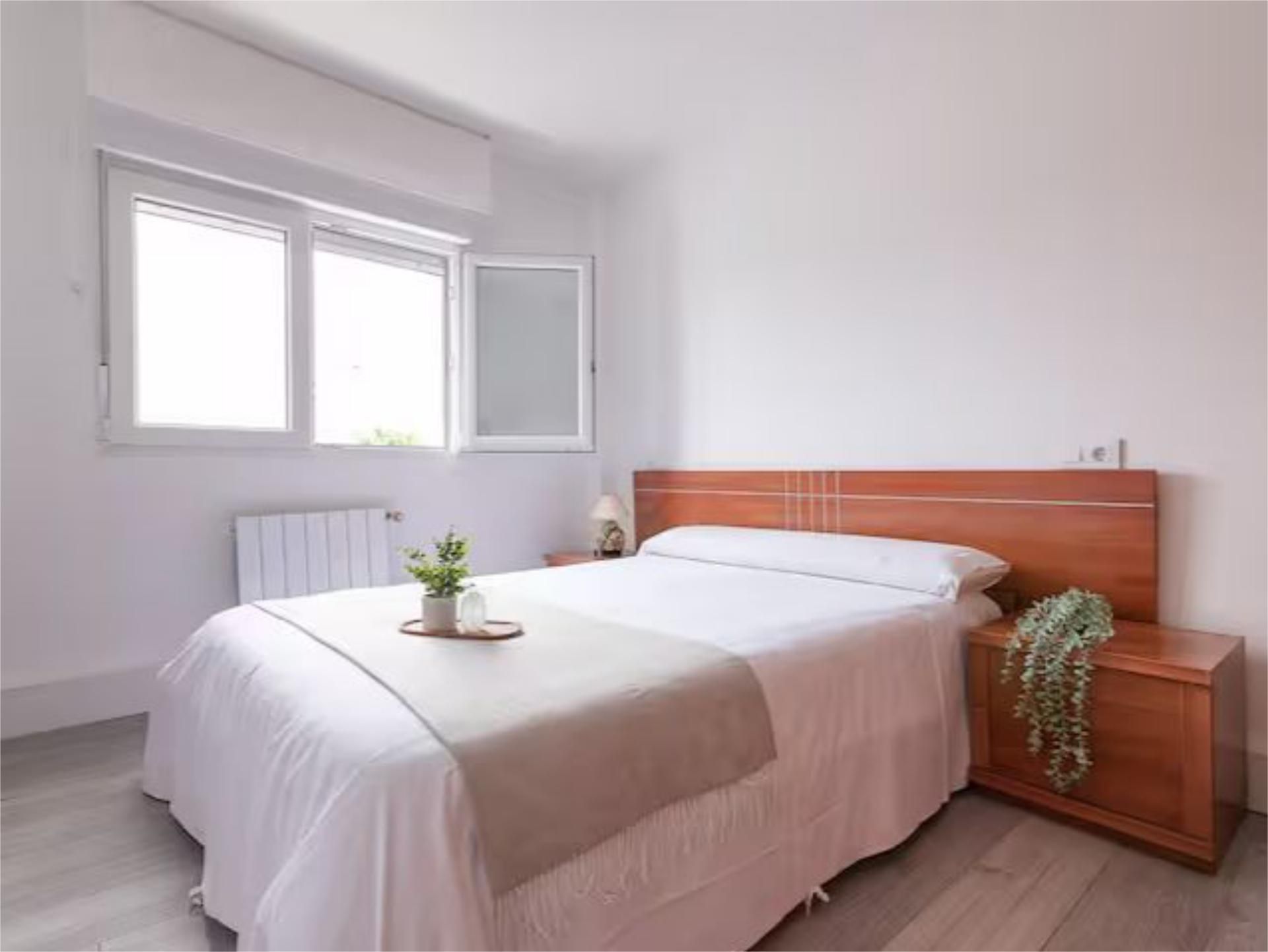 Bedroom of Flat to share in Santander  with Heating, Parquet flooring and Furnished