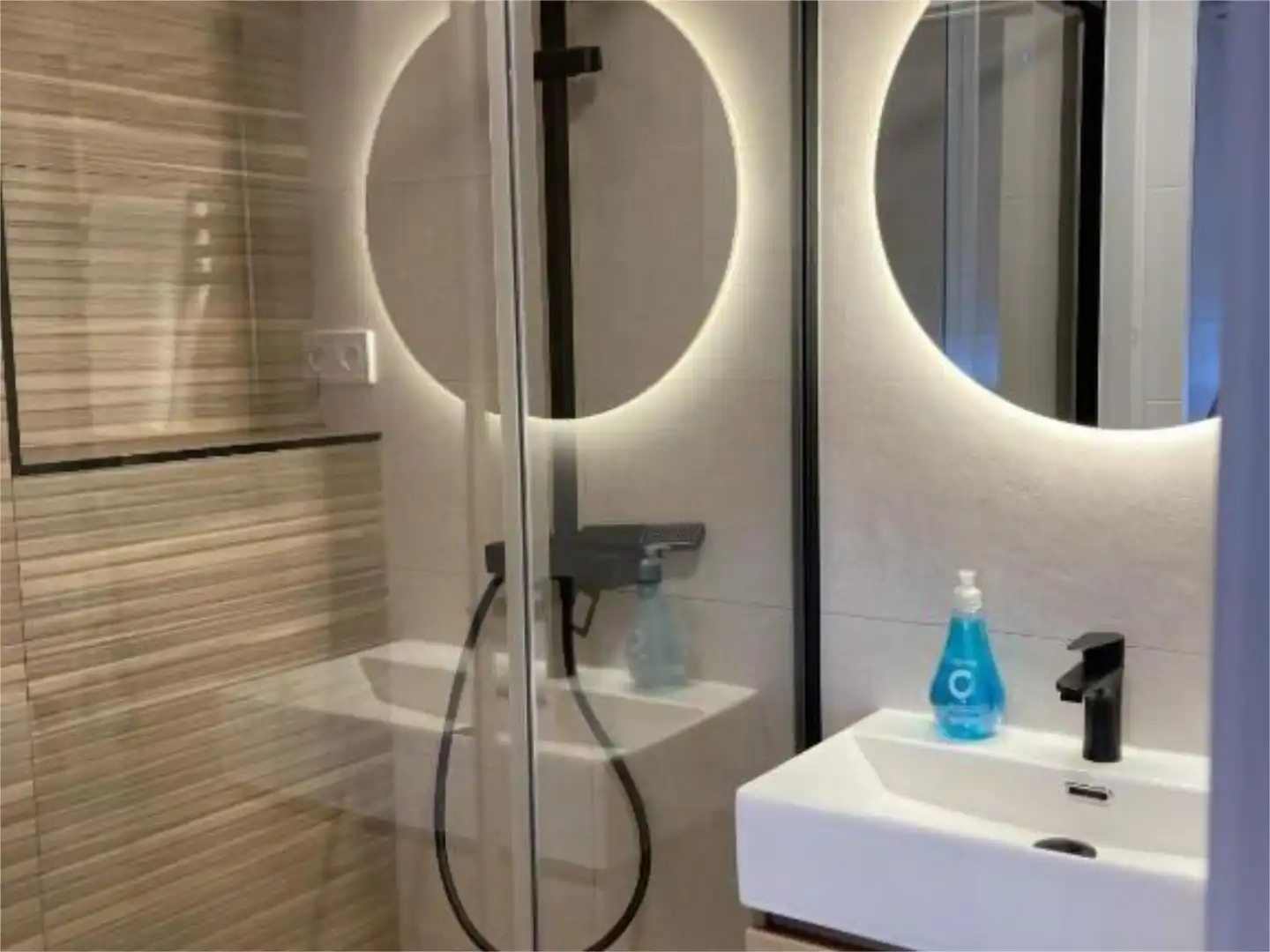 Flat for rent in Calle Pinos Alta, 11, Valdeacederas Bathroom of Flat for rent in Madrid with Air Conditioner, Terrace and Community parking
