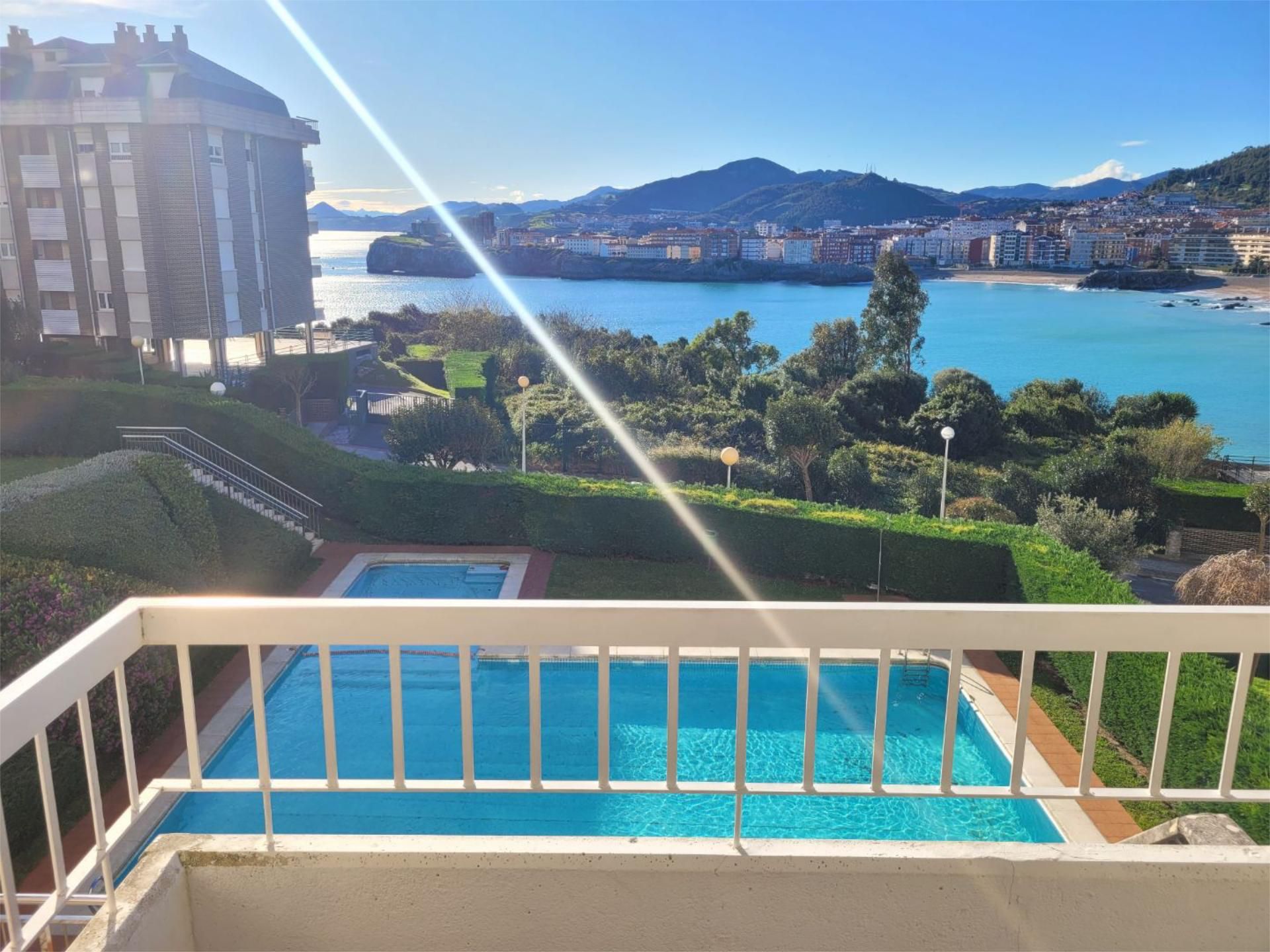 Piscina de Pis en venda en Castro-Urdiales amb Calefacció, Jardí privat i Parquet
