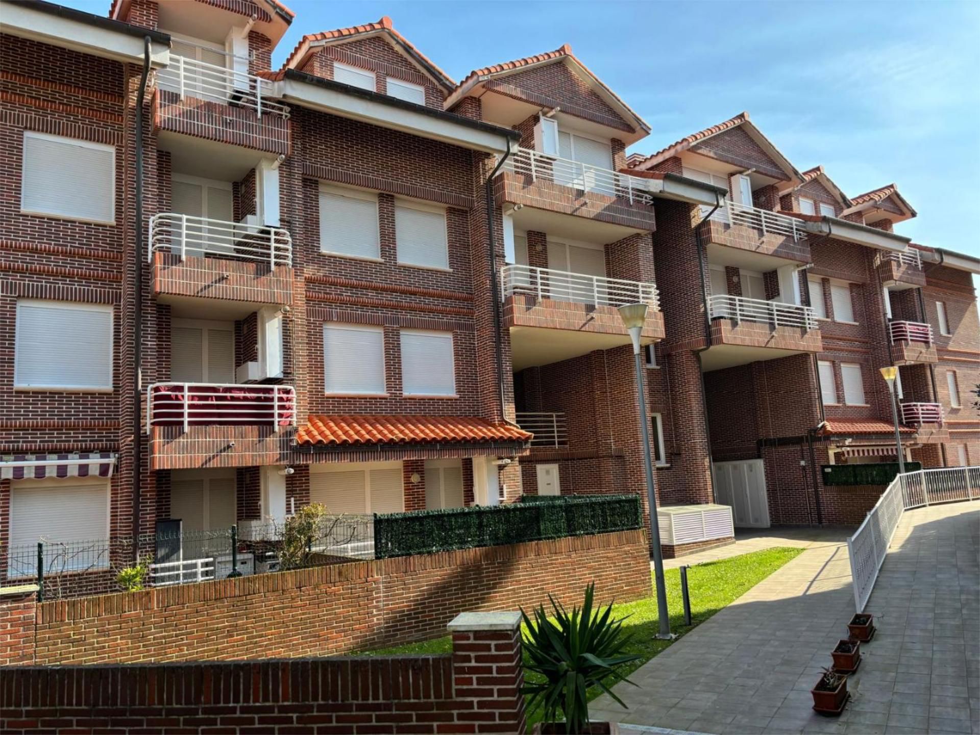 Vista exterior de Pis en venda en Arnuero amb Calefacció, Jardí privat i Terrassa