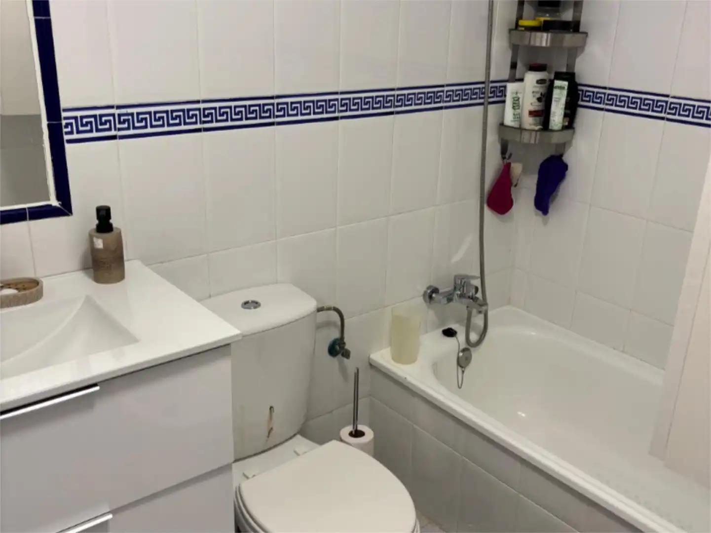 Habitación en Urbanizacion Residencial Mirabella, 16, Doña Julia Golf Baño de Piso para compartir en Casares con Jardín privado, Terraza y Piscina