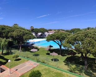 Piscina de Apartament de lloguer en Chiclana de la Frontera amb Parquet, Terrassa i Moblat