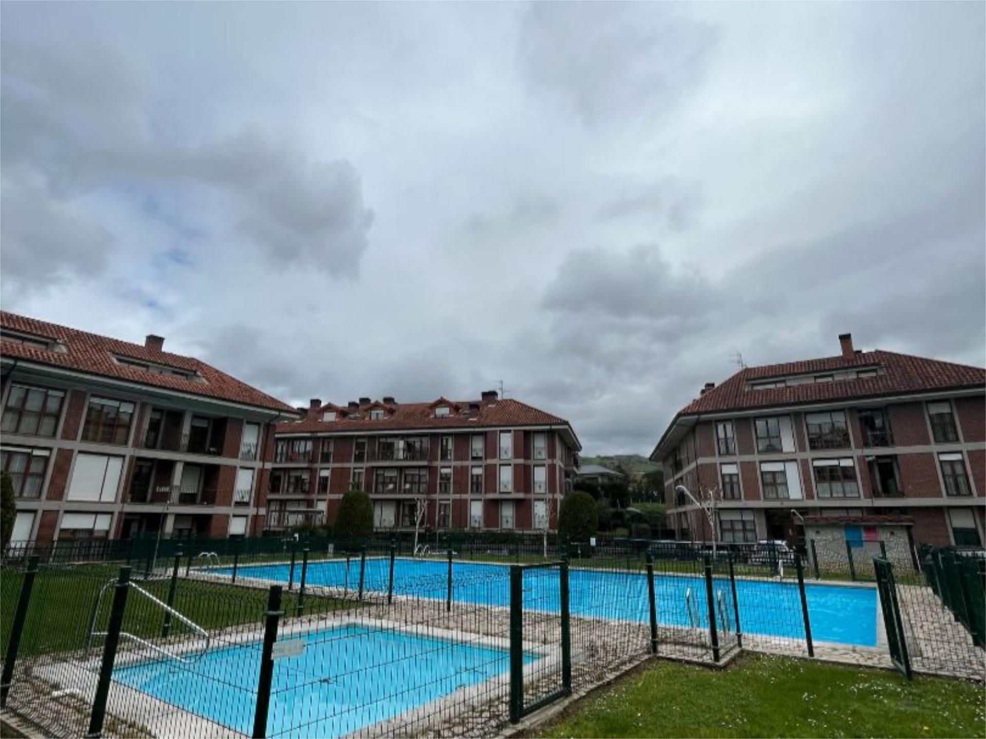 Piscina de Pis en venda en Ramales de la Victoria amb Terrassa, Piscina i Balcó
