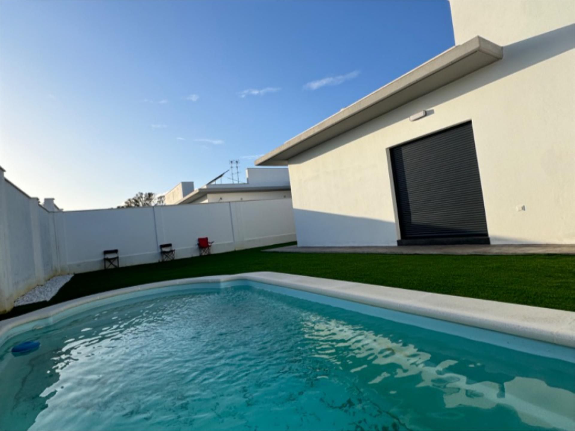 Piscina de Casa adosada en venda en Alcalá de Guadaira amb Terrassa, Piscina i Balcó