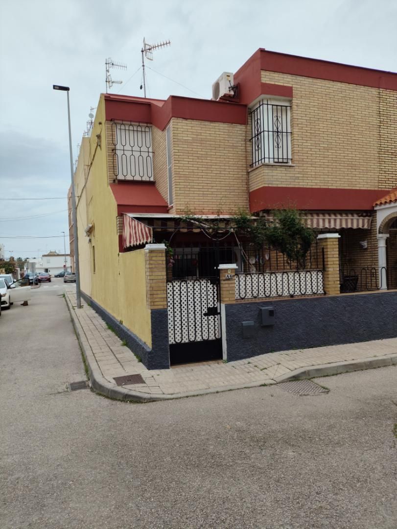 Vista exterior de Casa adosada en venda en Sanlúcar de Barrameda