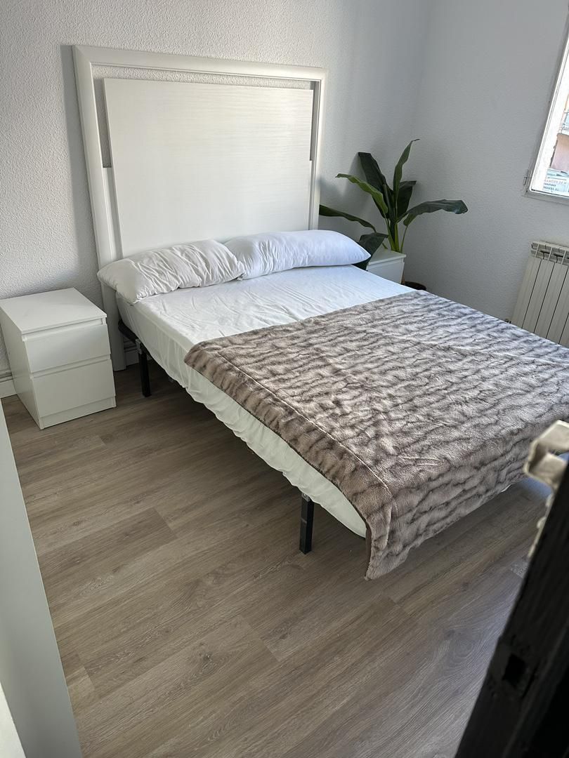 Bedroom of Flat to share in Alcobendas  with Heating, Parquet flooring and Furnished