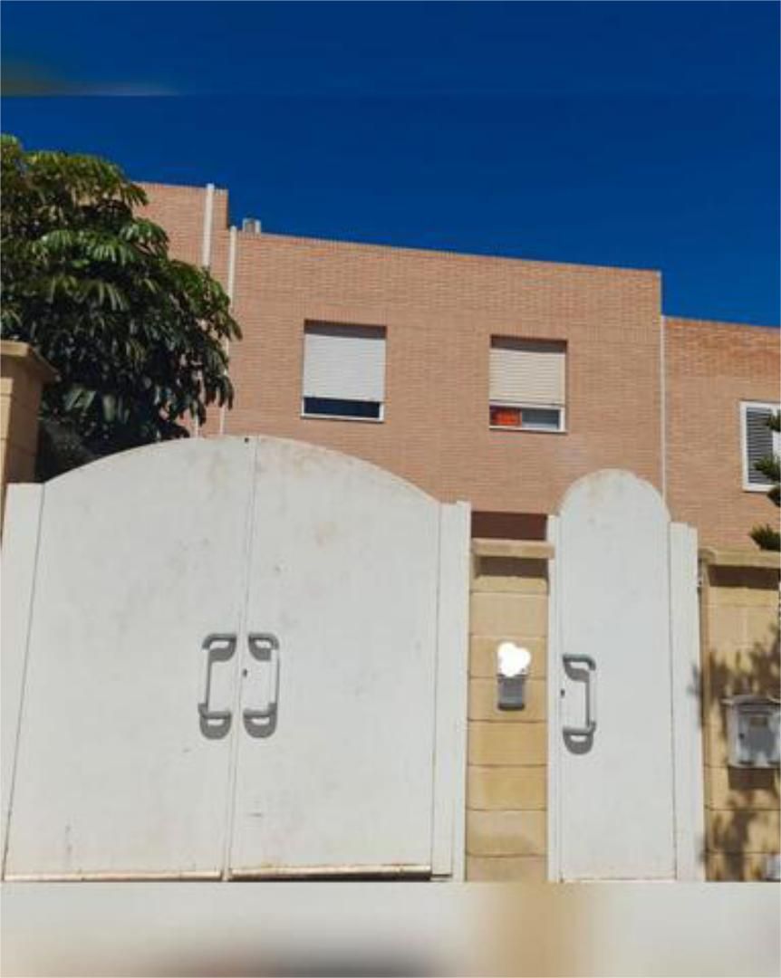 Vista exterior de Casa o xalet en venda en  Almería Capital amb Terrassa