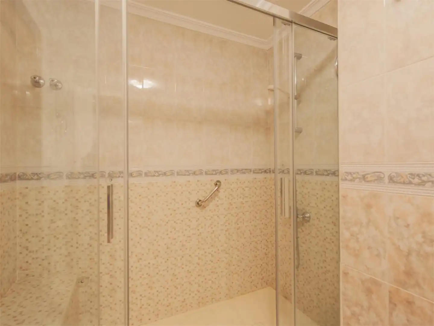 Bathroom of Flat for sale in  Sevilla Capital  with Air Conditioner, Terrace and Balcony