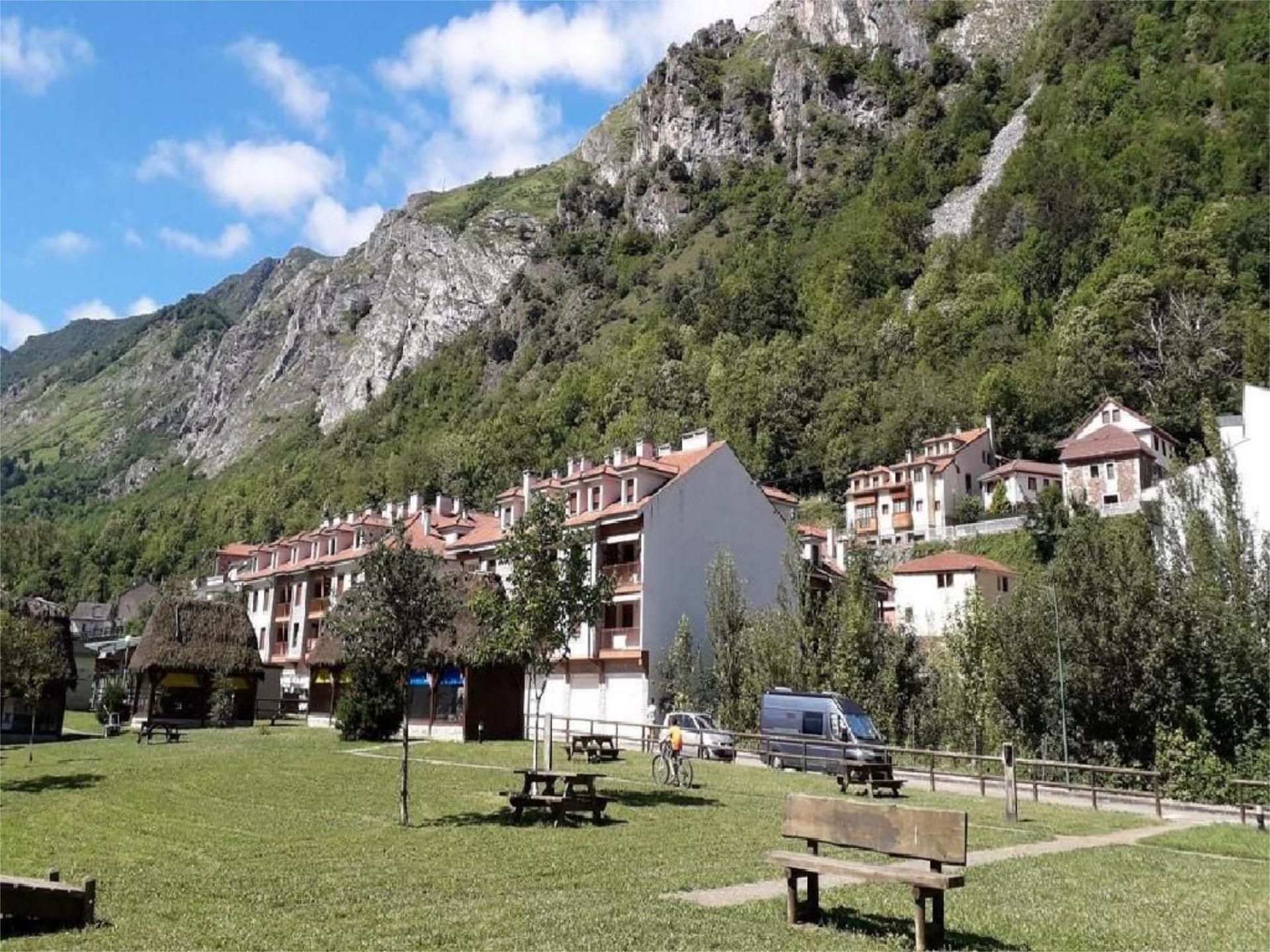 Vista exterior de Apartament en venda en Somiedo amb Calefacció, Jardí privat i Parquet