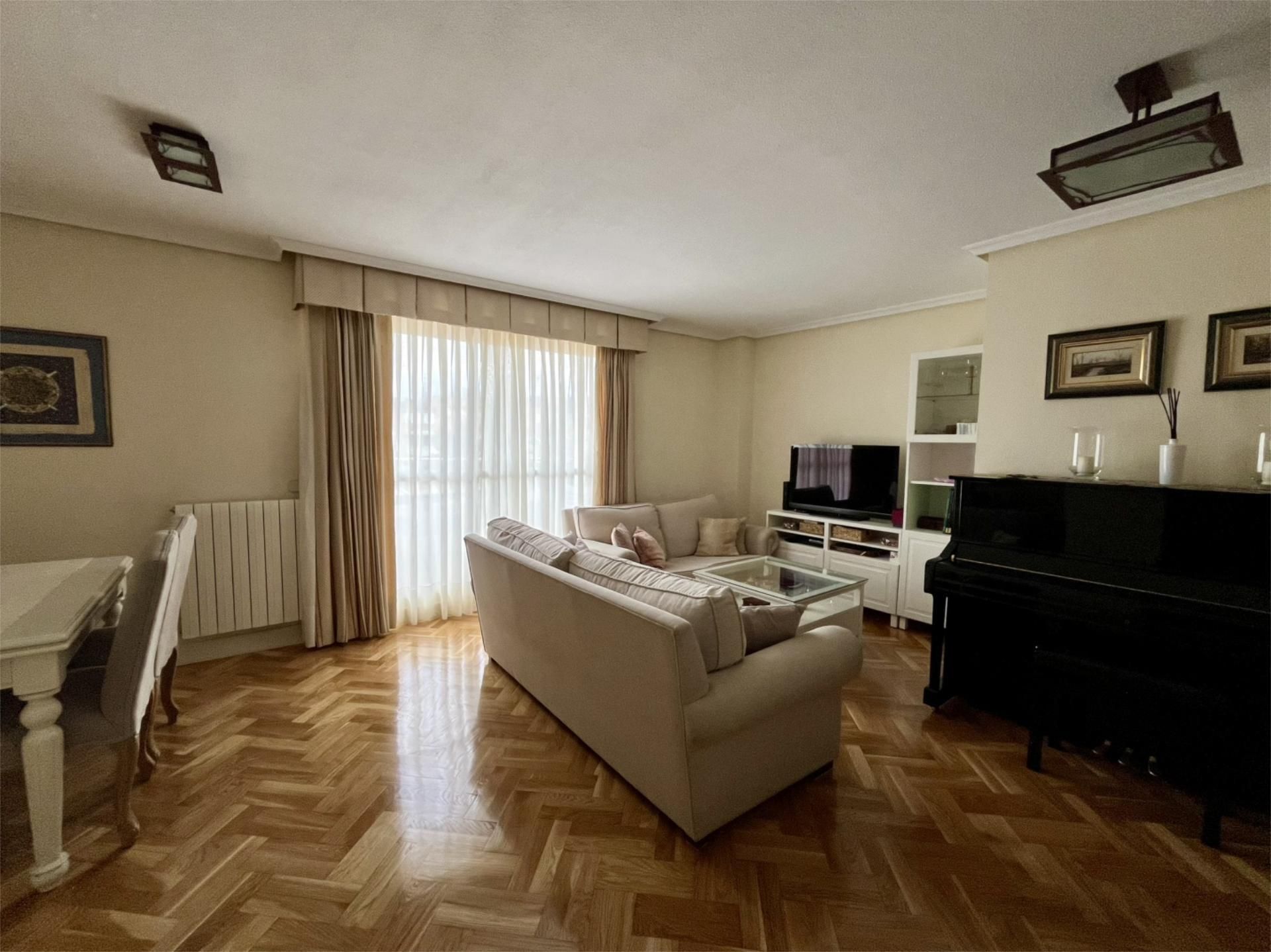 Living room of Flat for sale in Las Rozas de Madrid  with Air Conditioner, Terrace and Swimming Pool