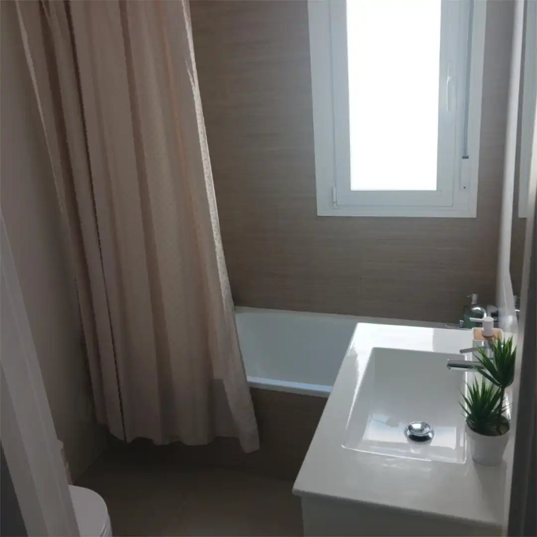 Bany de Àtic en venda en  Almería Capital amb Aire condicionat i Terrassa