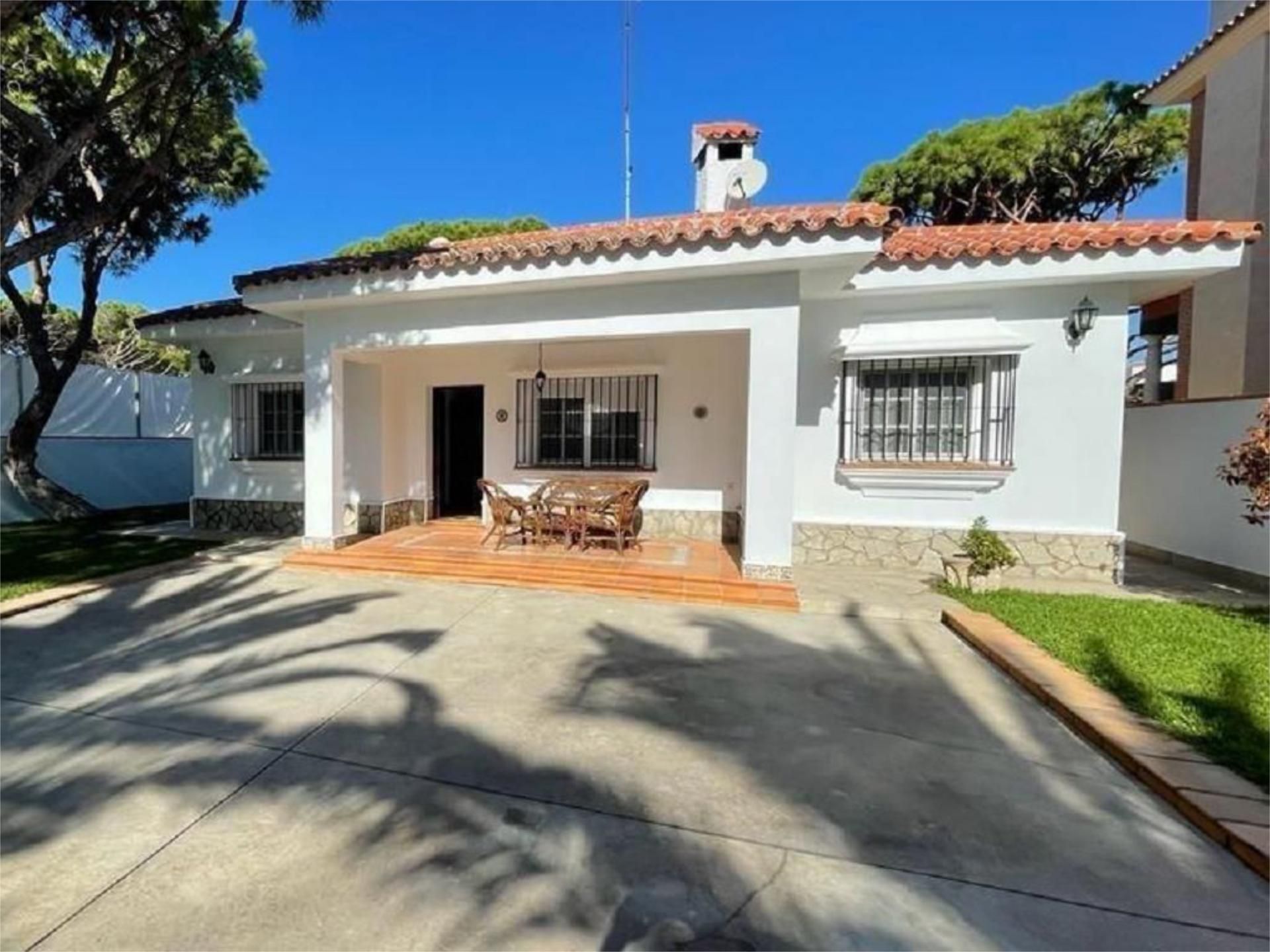 Vista exterior de Casa o xalet de lloguer en Chiclana de la Frontera amb Aire condicionat, Terrassa i Piscina