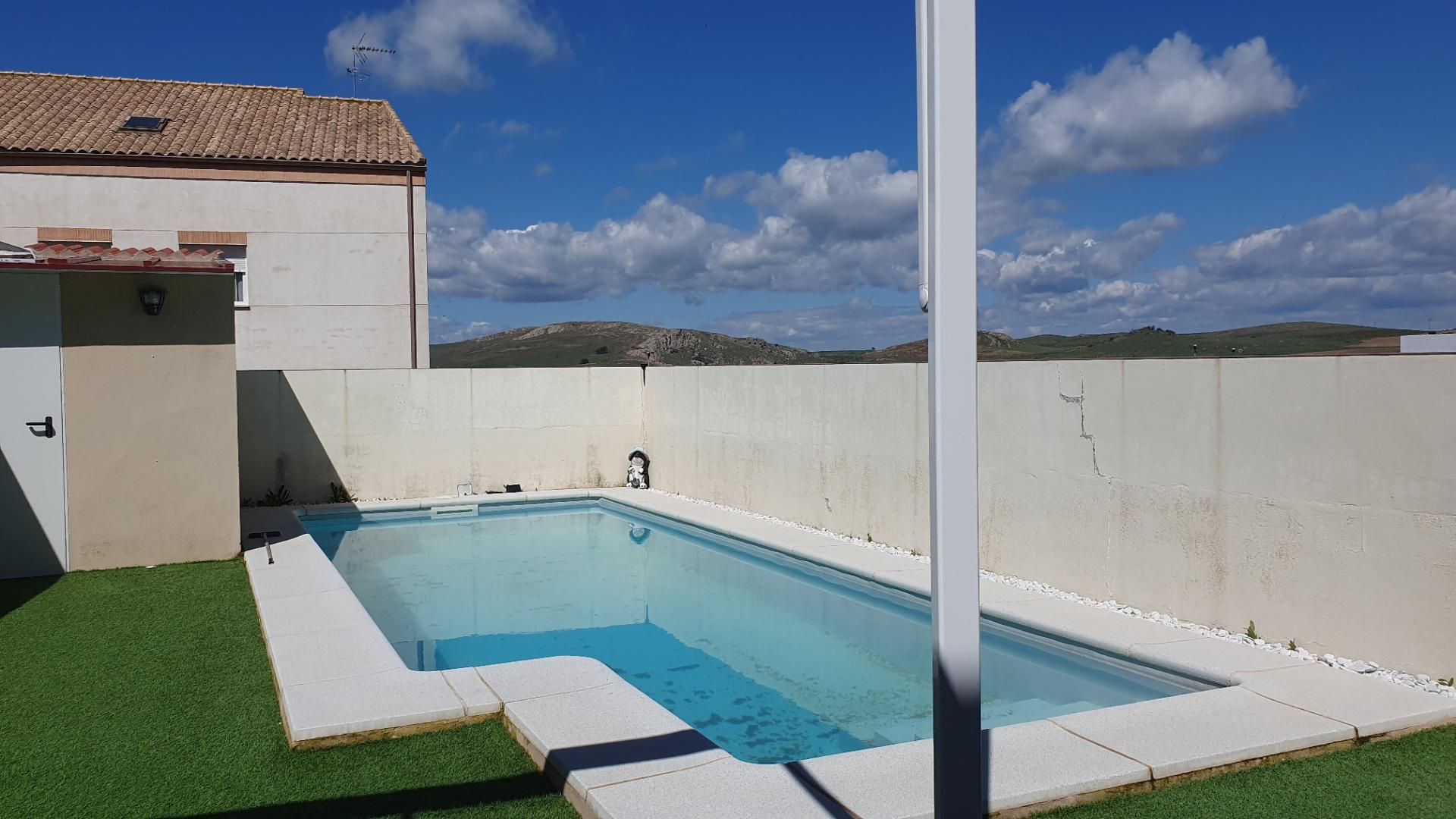 Piscina de Casa adosada en venda en Poblete amb Aire condicionat, Calefacció i Jardí privat
