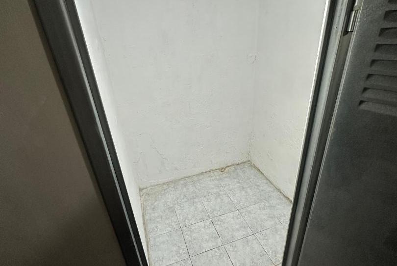 Box room to rent in Calle de Illescas, 46, Aluche, Madrid - image 1 Photo 1 of Box room to rent in Calle de Illescas, 46, Aluche, Madrid