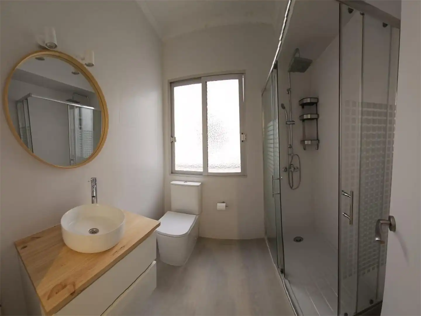 Baño de Piso para compartir en Villena con Amueblado y Balcón