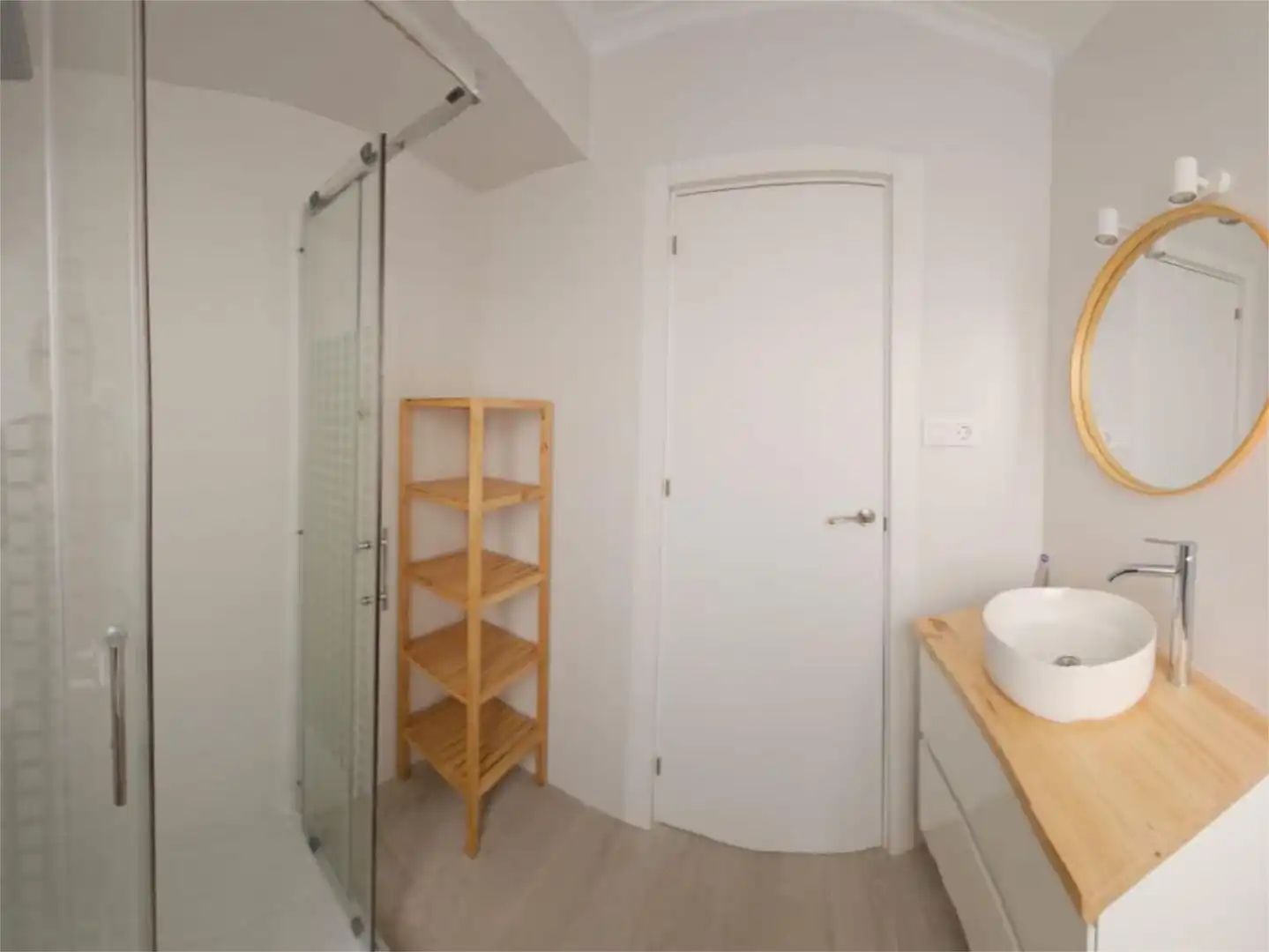Baño de Piso para compartir en Villena con Amueblado y Balcón