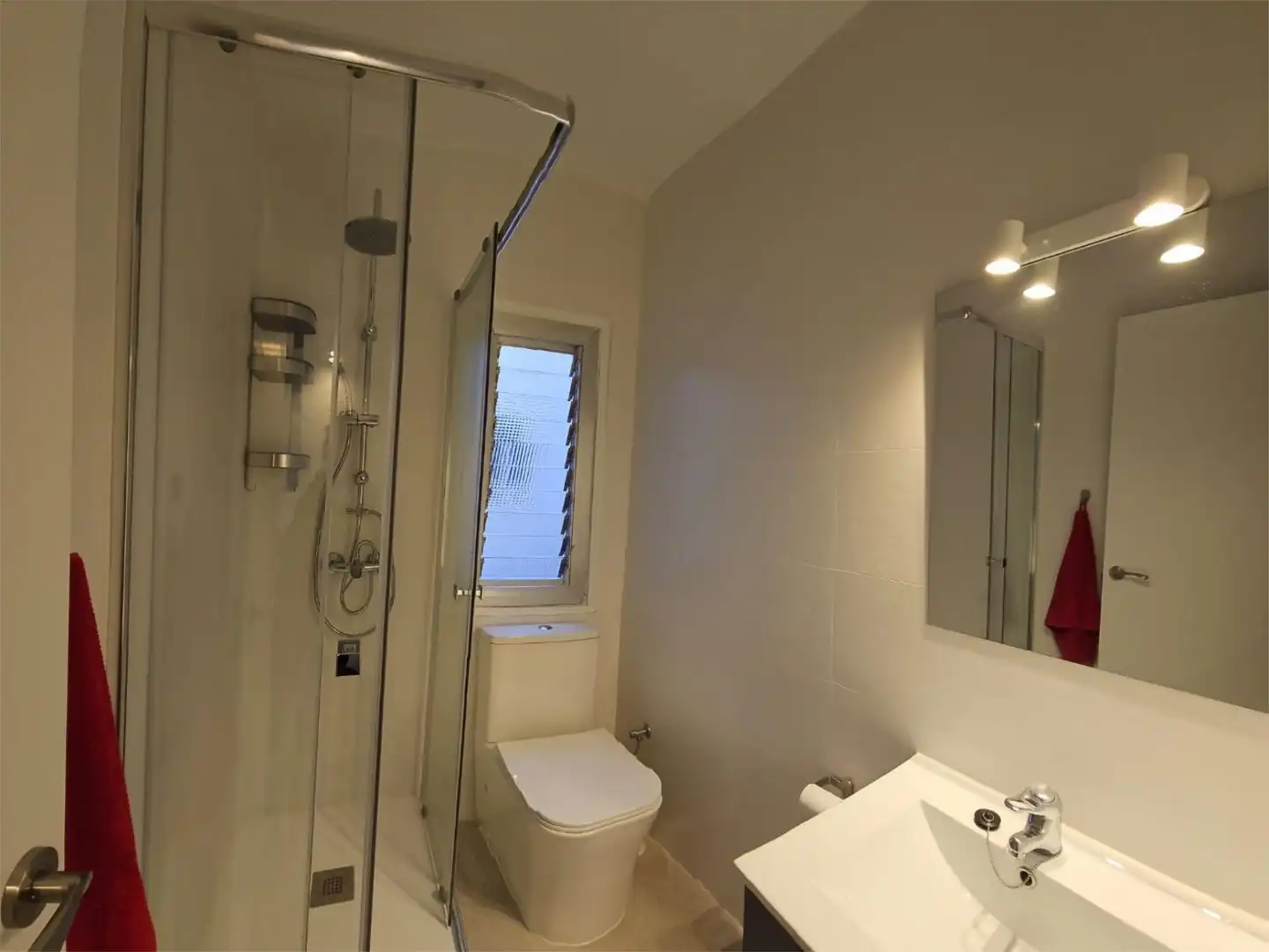 Baño de Piso para compartir en Villena con Amueblado y Balcón