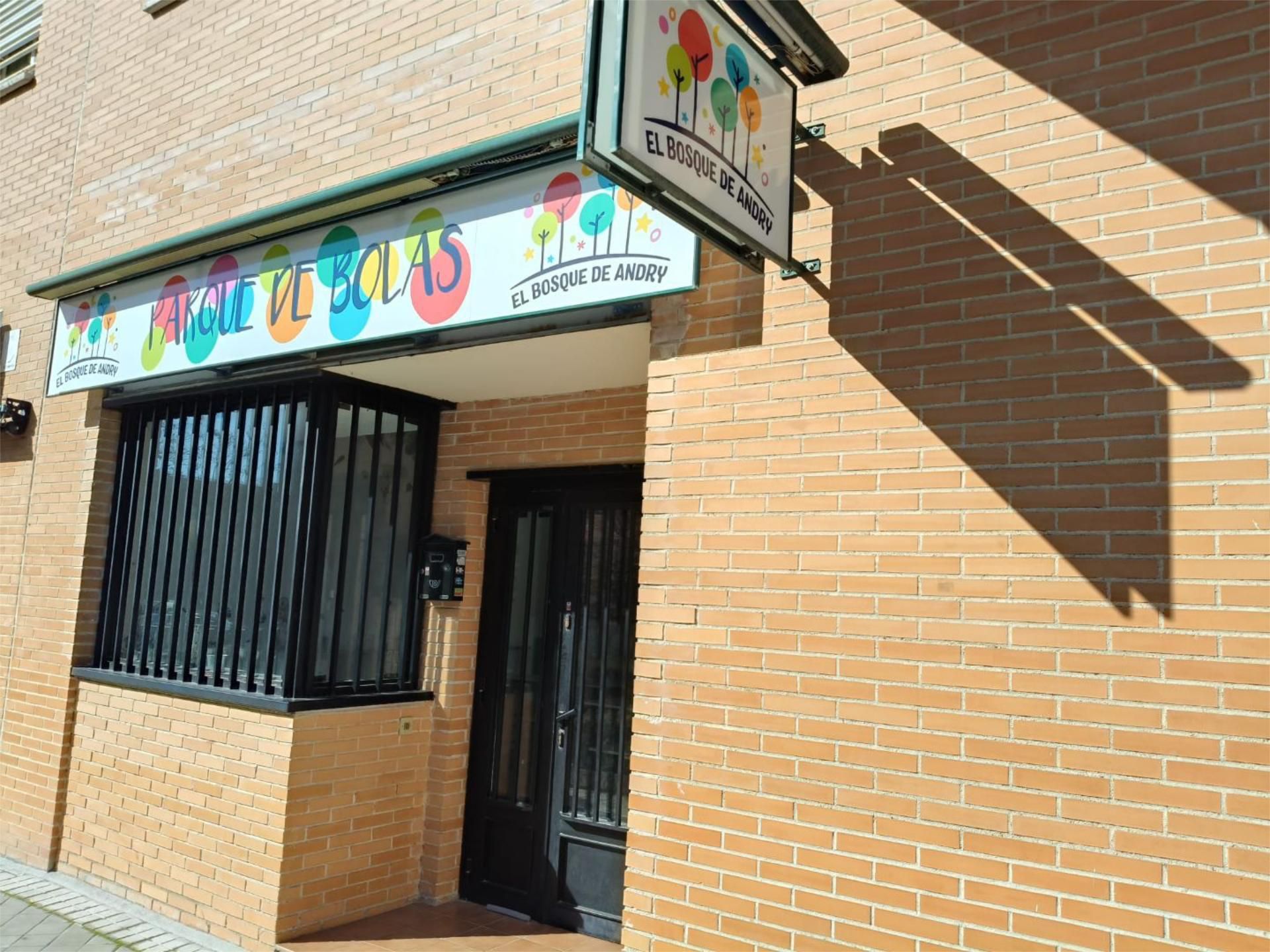 Vista exterior de Local en traspaso en Tres Cantos con Aire acondicionado, Calefacción y Parquet