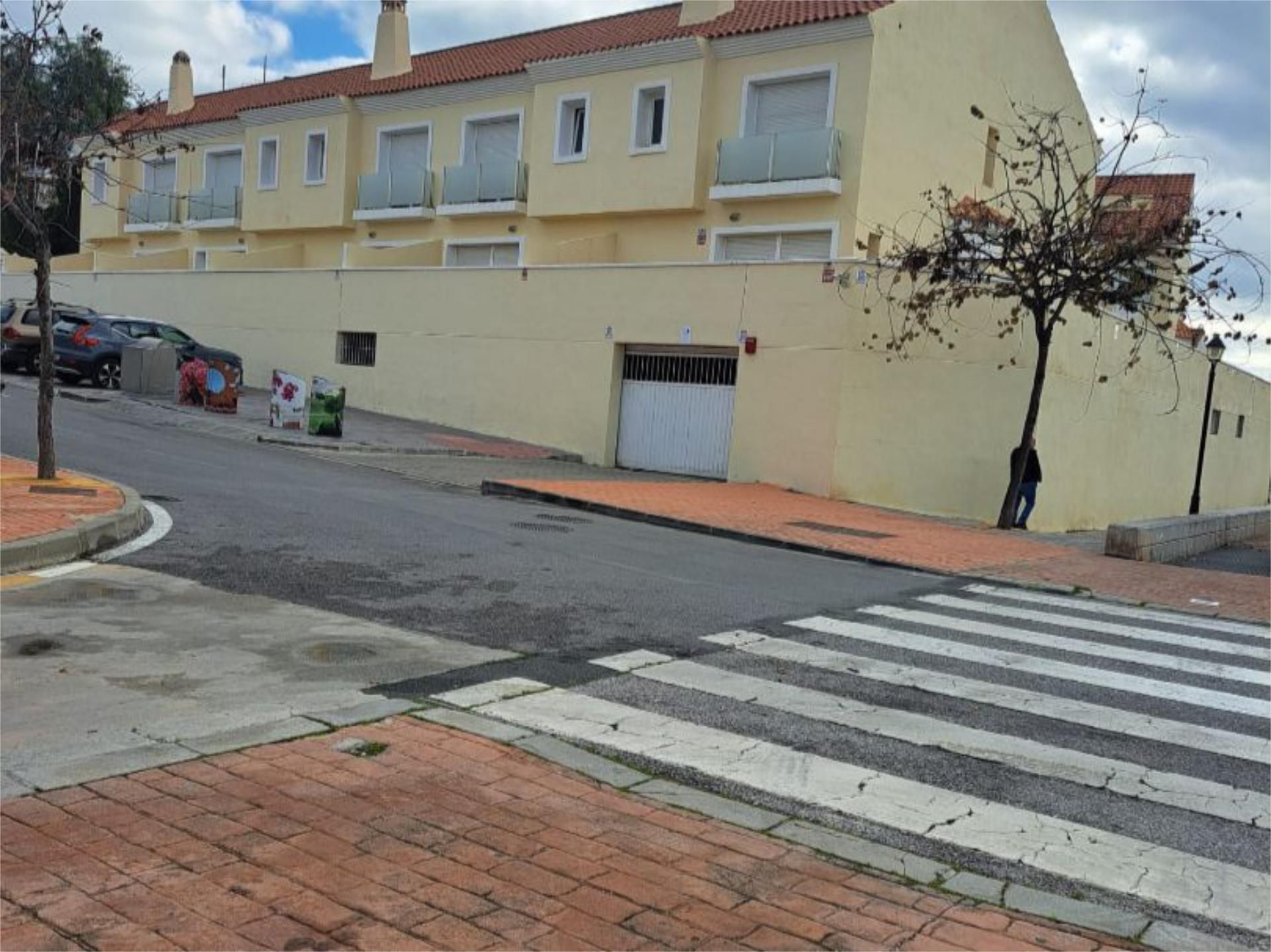 Vista exterior de Casa adosada en venda en Fuengirola amb Piscina i Balcó