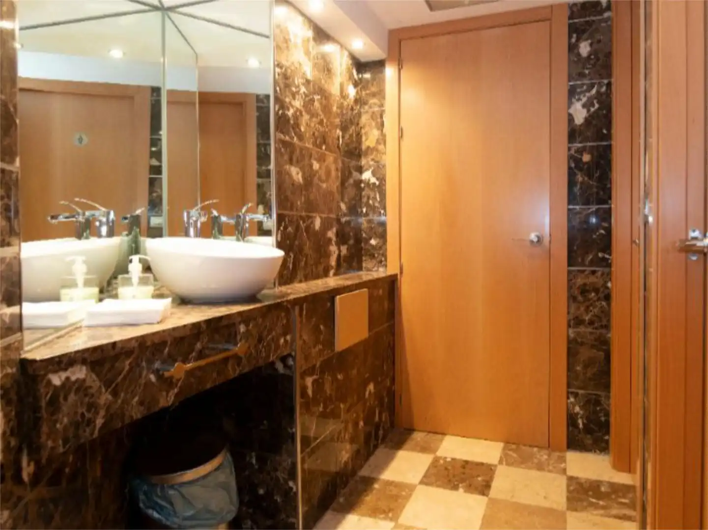 Commercial properties for rent in Calle de Sangüesa, 19, 2º Ensanche Bathroom of Commercial properties for rent in Pamplona / Iruña with Air Conditioner, Heating and Furnished