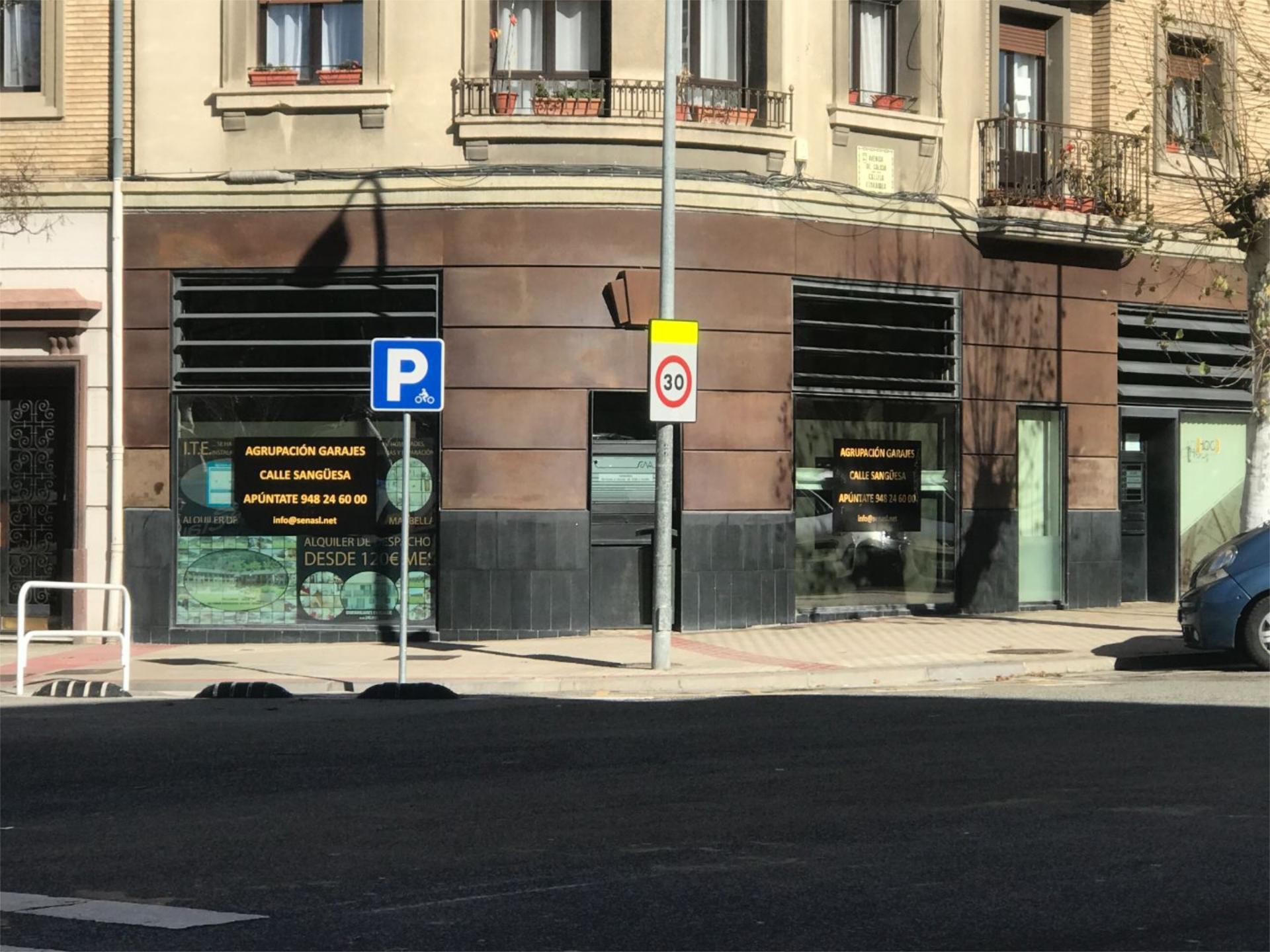 Aparcament de Local de lloguer en  Pamplona / Iruña amb Aire condicionat, Calefacció i Moblat