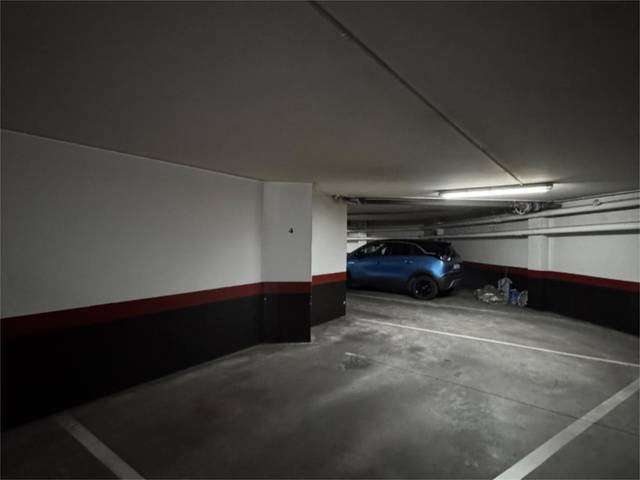 Garaje en Alquiler en Calle Pradejón, 2 en Los Lirios