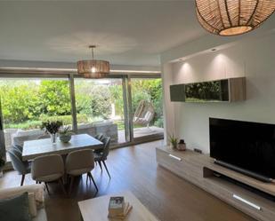 Living room of Flat for sale in Pozuelo de Alarcón  with Air Conditioner, Terrace and Swimming Pool