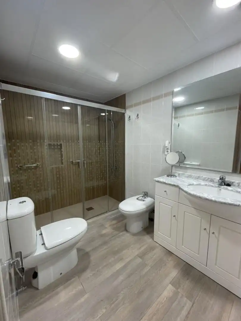 Badezimmer von Wohnung zum Verkauf in Cullera mit Klimaanlage, Terrasse und Schwimmbad