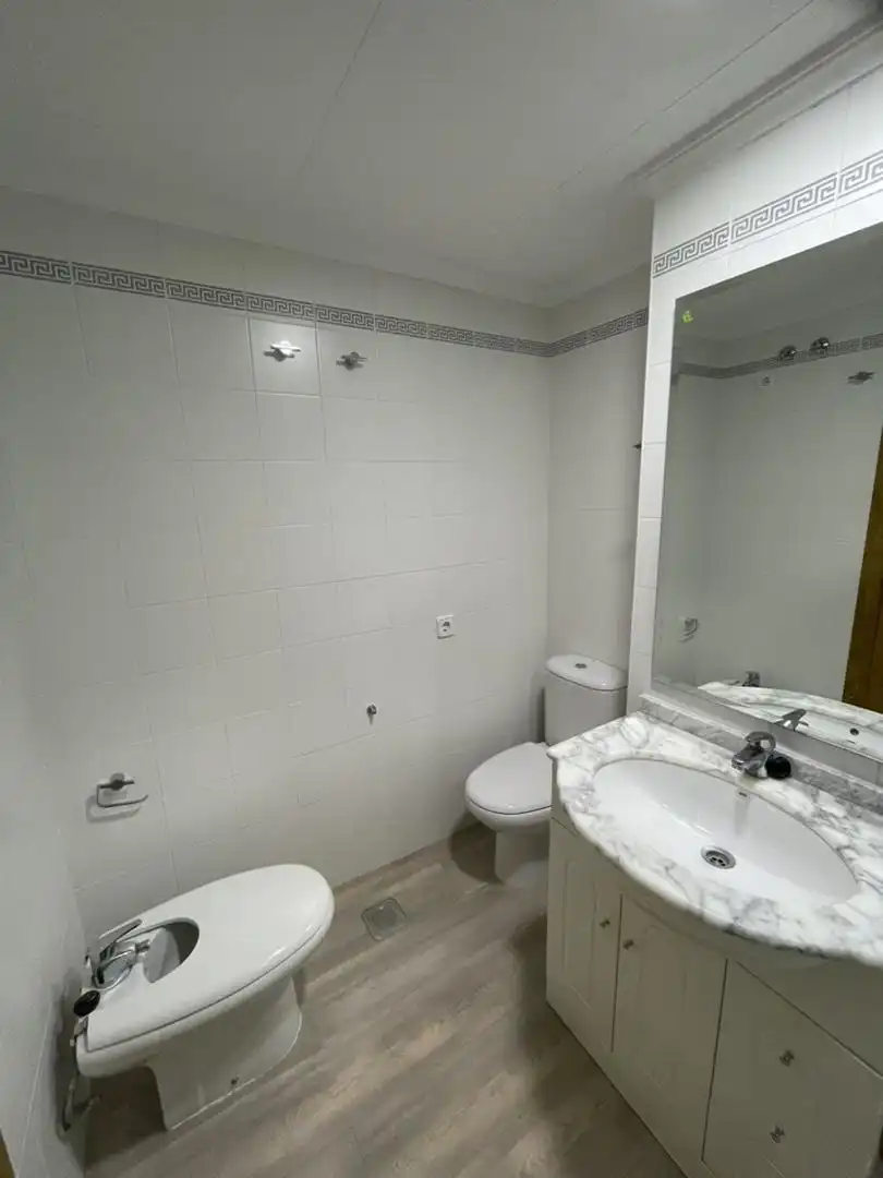 Badezimmer von Wohnung zum Verkauf in Cullera mit Klimaanlage, Terrasse und Schwimmbad