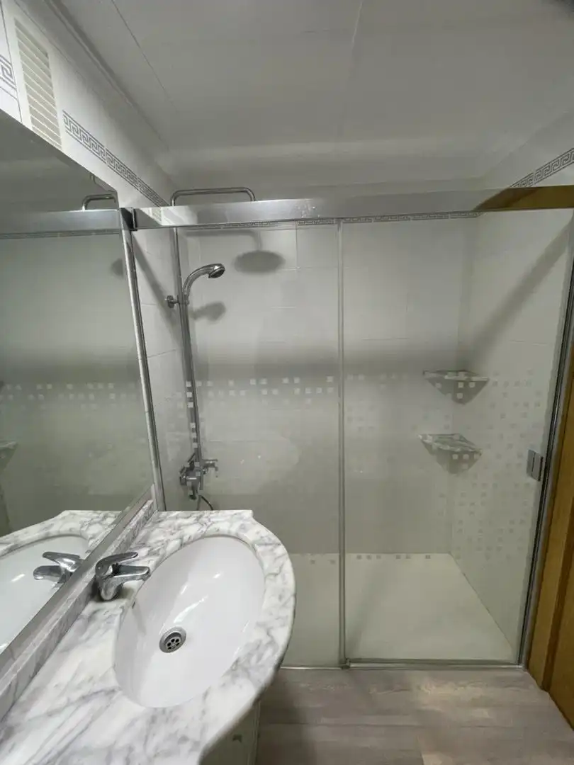 Badezimmer von Wohnung zum Verkauf in Cullera mit Klimaanlage, Terrasse und Schwimmbad