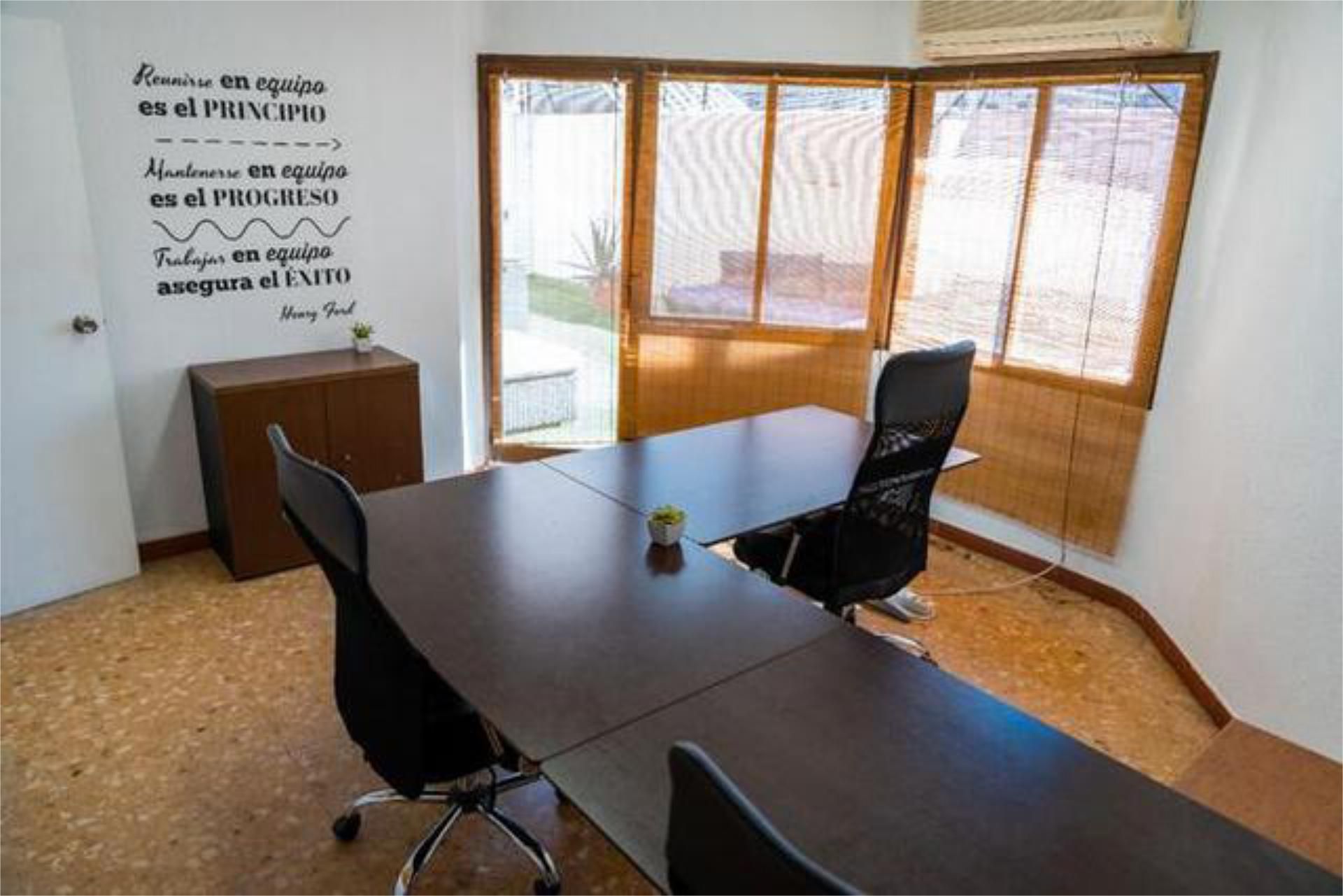 Office to rent in  Valencia Capital  with Air Conditioner