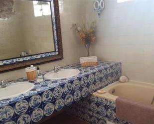 Bany de Casa adosada en venda en El Castillo de las Guardas amb Calefacció, Jardí privat i Terrassa