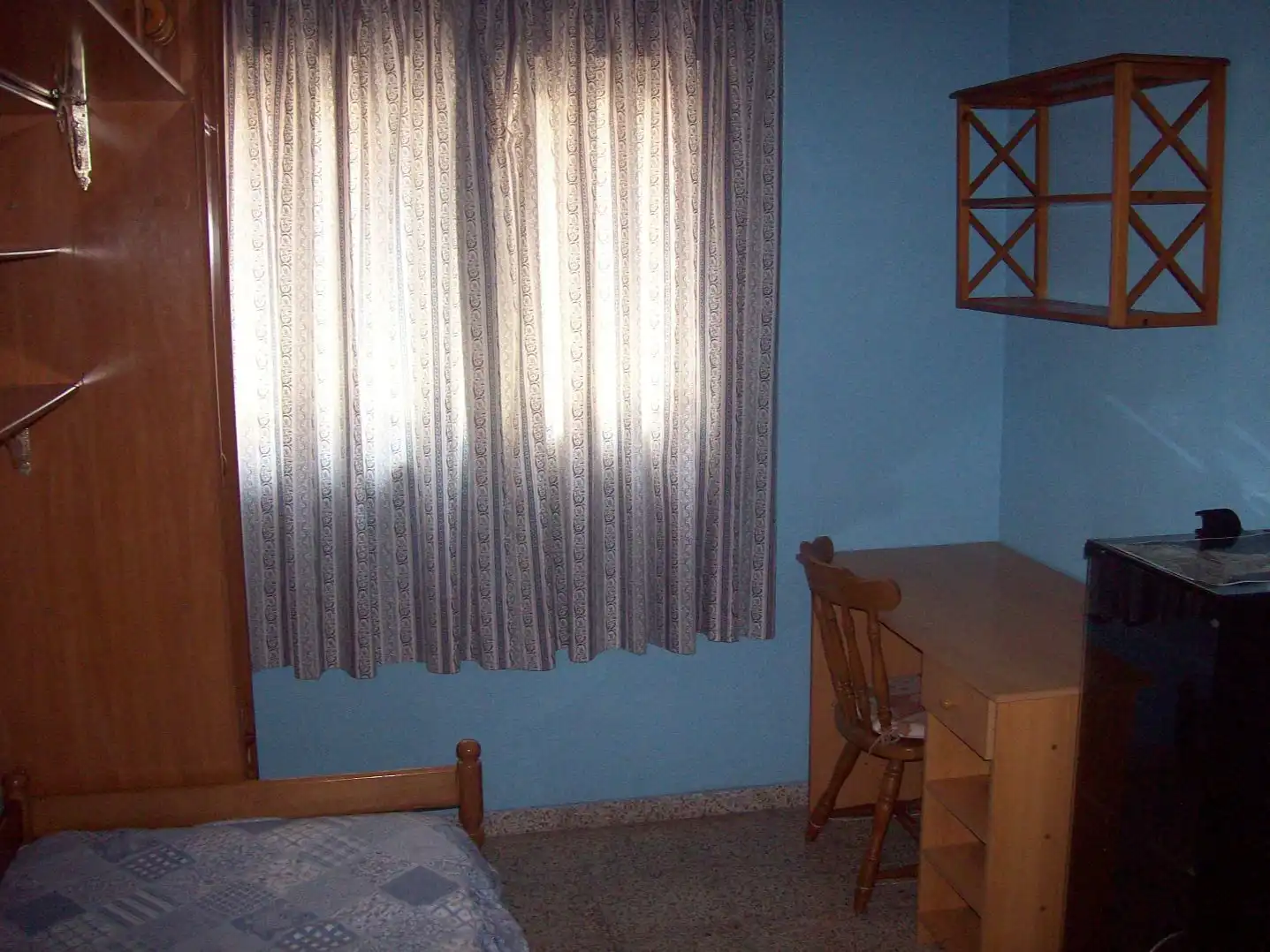 Room in Calle Valencia, 4, Barrio de Zaidín Bedroom of Flat for share in Granada with Furnished and Balcony