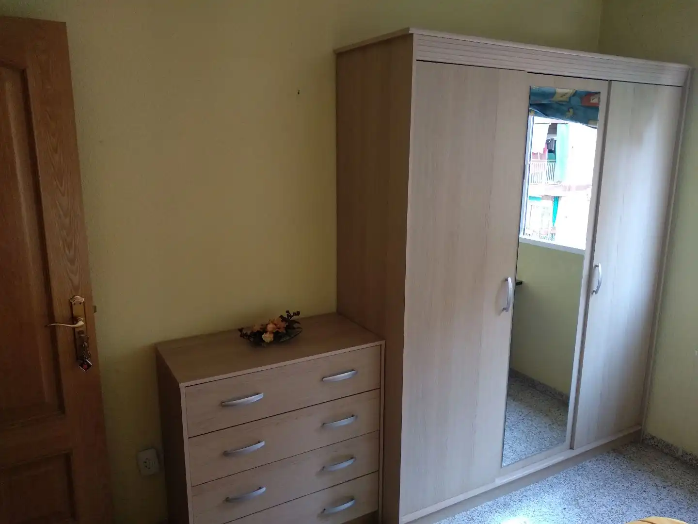 Room in Calle Valencia, 4, Barrio de Zaidín Bedroom of Flat for share in Granada with Furnished and Balcony