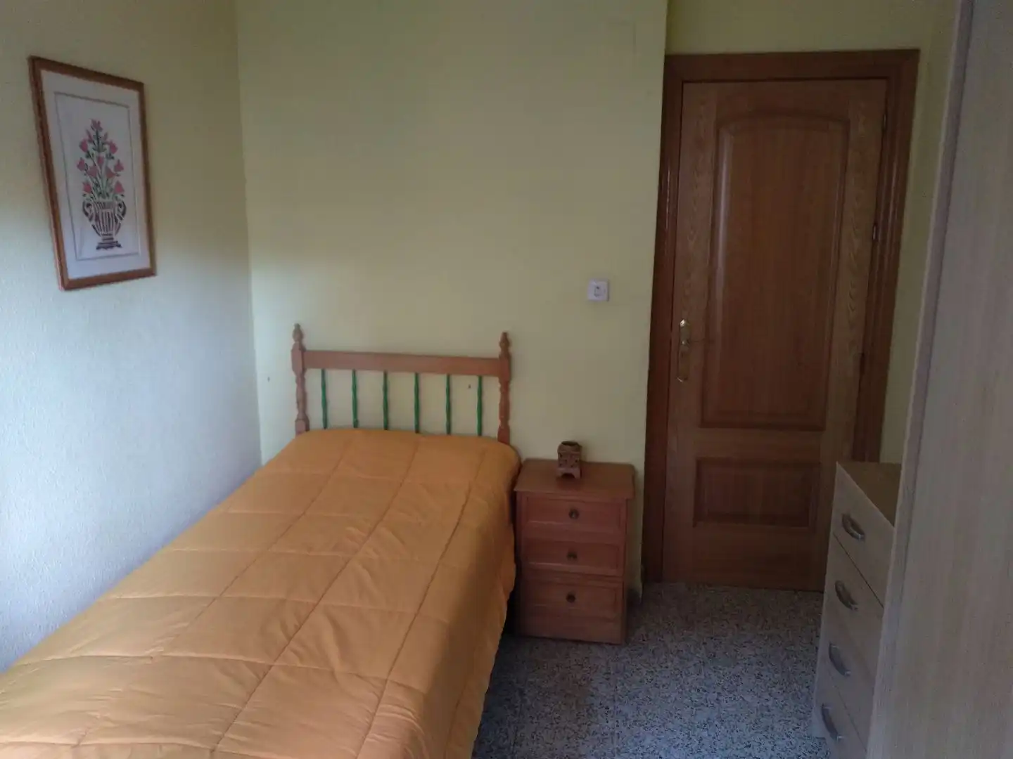 Room in Calle Valencia, 4, Barrio de Zaidín Bedroom of Flat for share in Granada with Furnished and Balcony