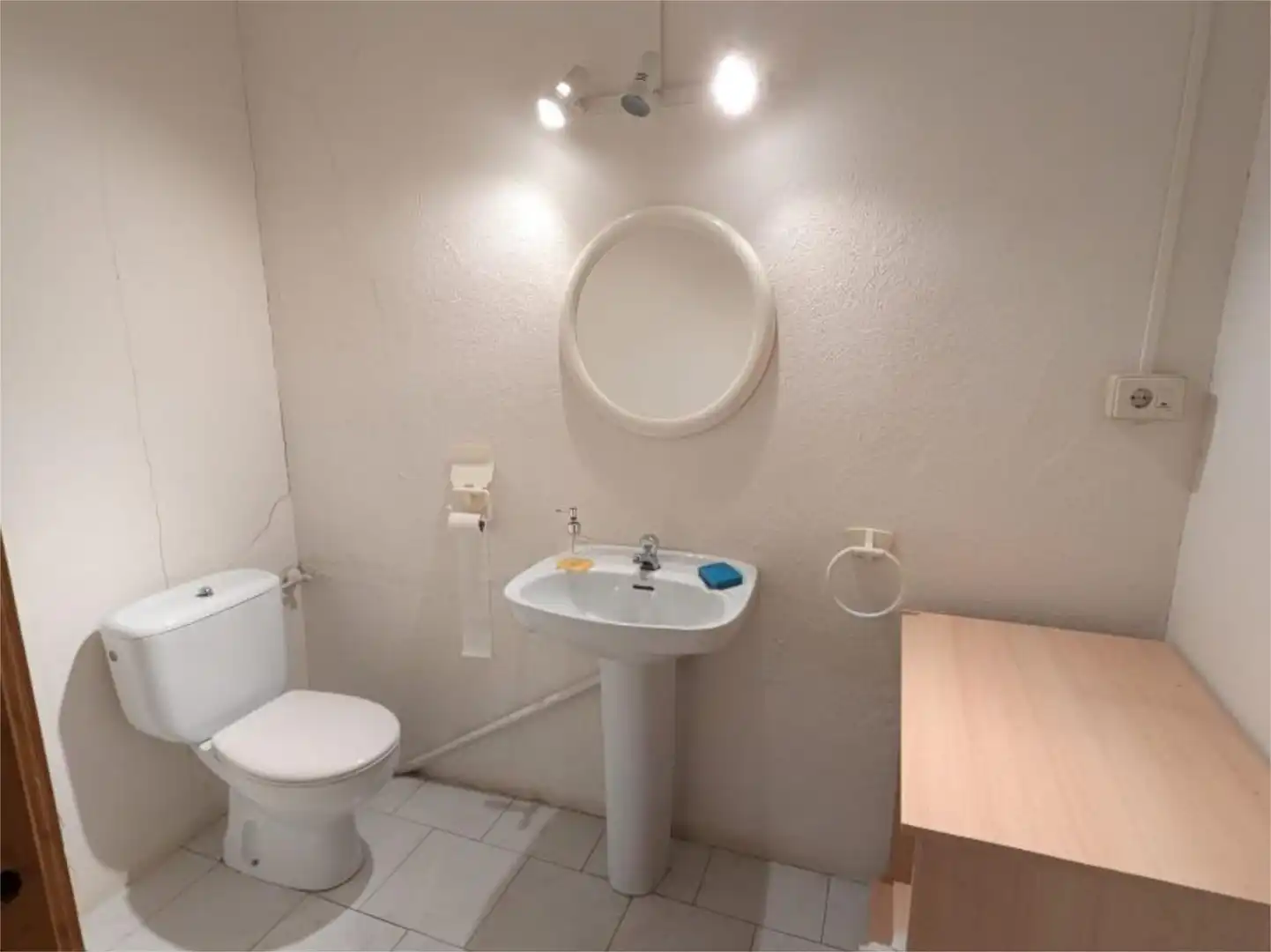 Badezimmer von Büro zur Miete in Deba