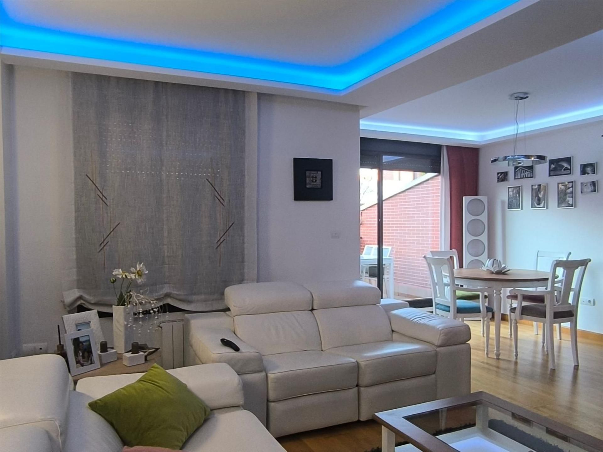 Sala d'estar de Casa o xalet en venda en Valladolid Capital amb Terrassa, Piscina i Balcó