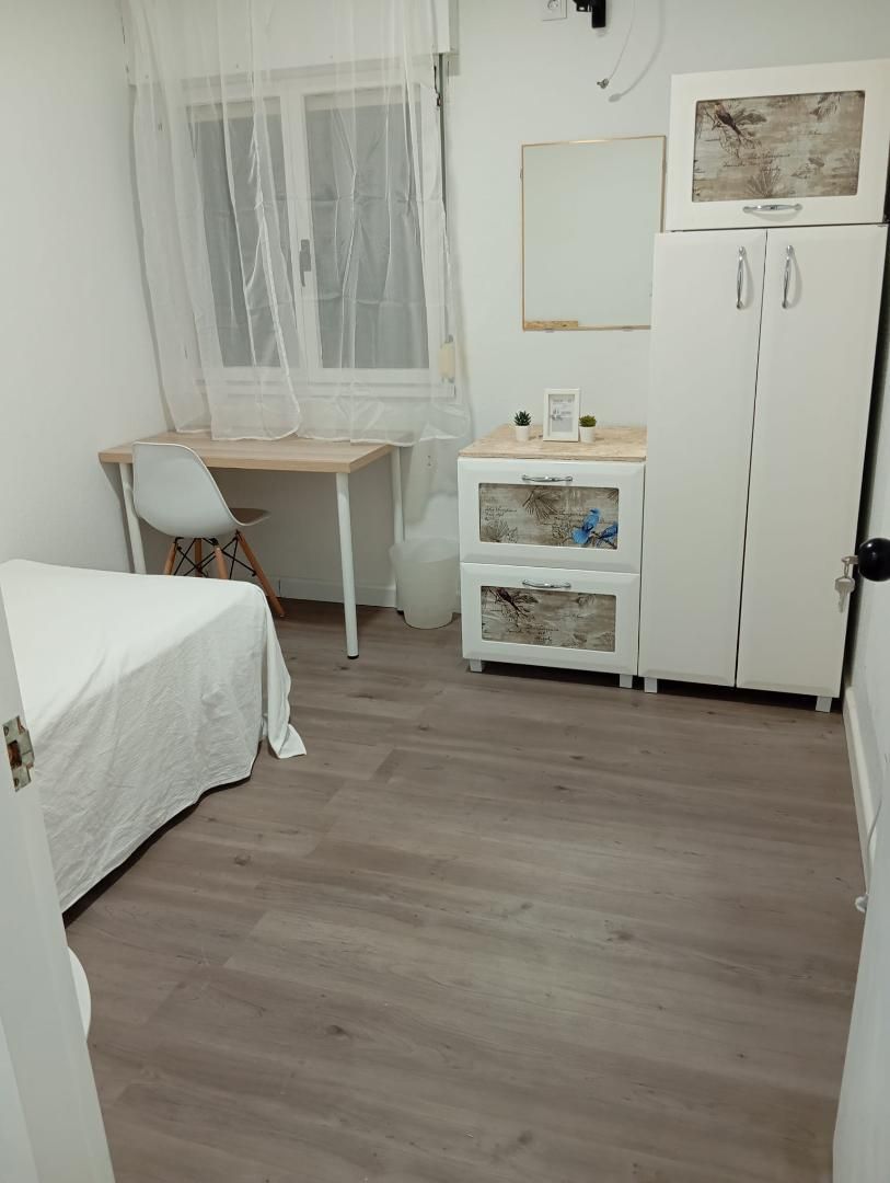 Bedroom of Flat to share in Villamuriel de Cerrato  with Parquet flooring and Furnished