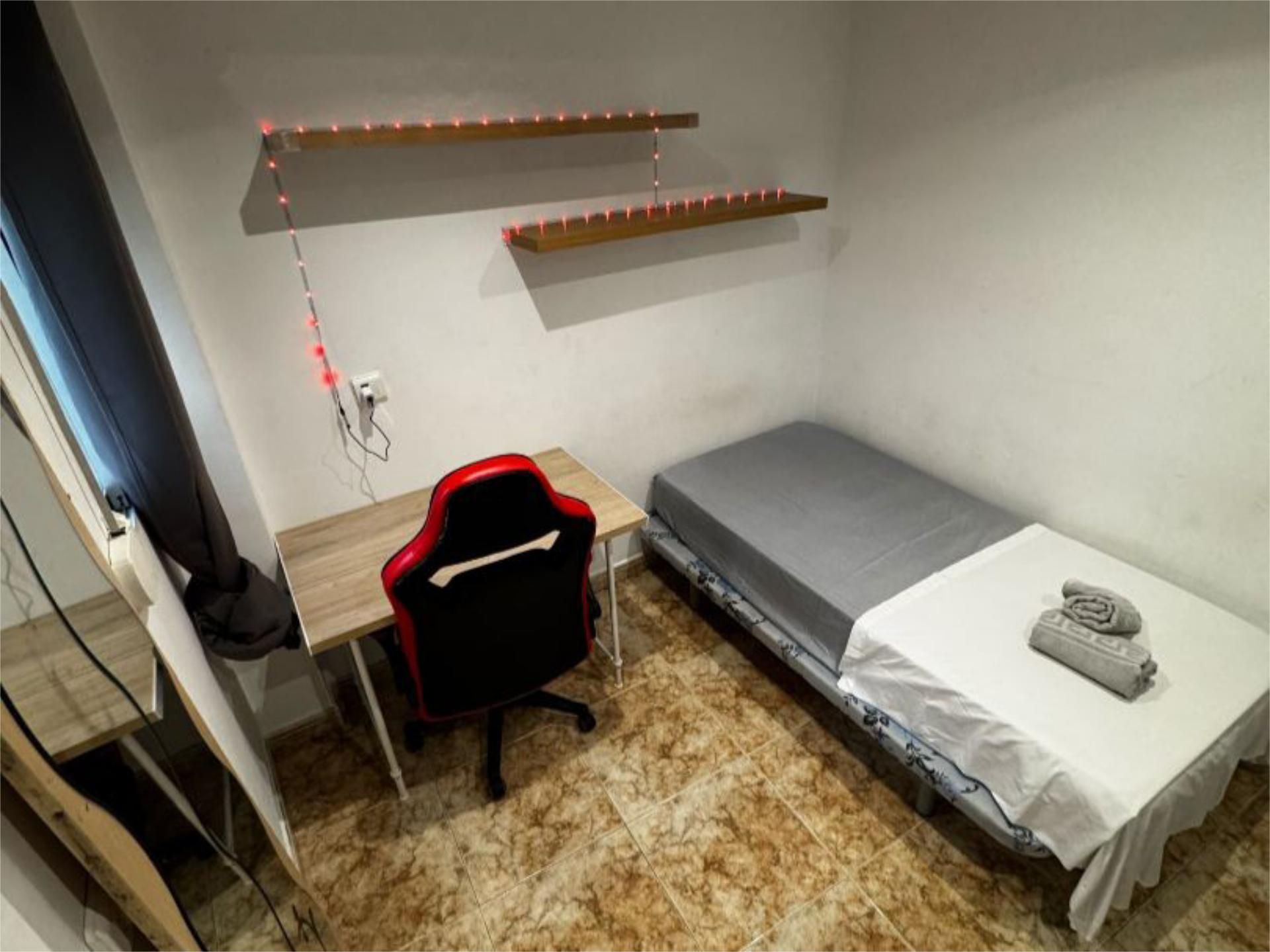 Bedroom of Flat to share in Xirivella  with Furnished