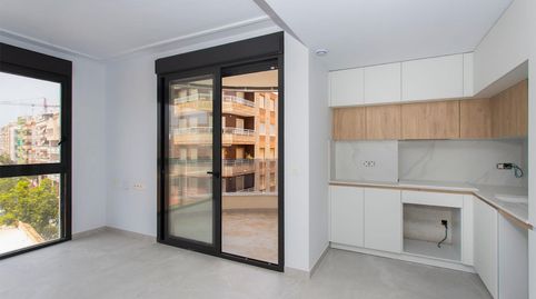 Foto 2 de Piso en venta en Calle Ramón Gallud, 164, Las Piscinas Naturales, Torrevieja