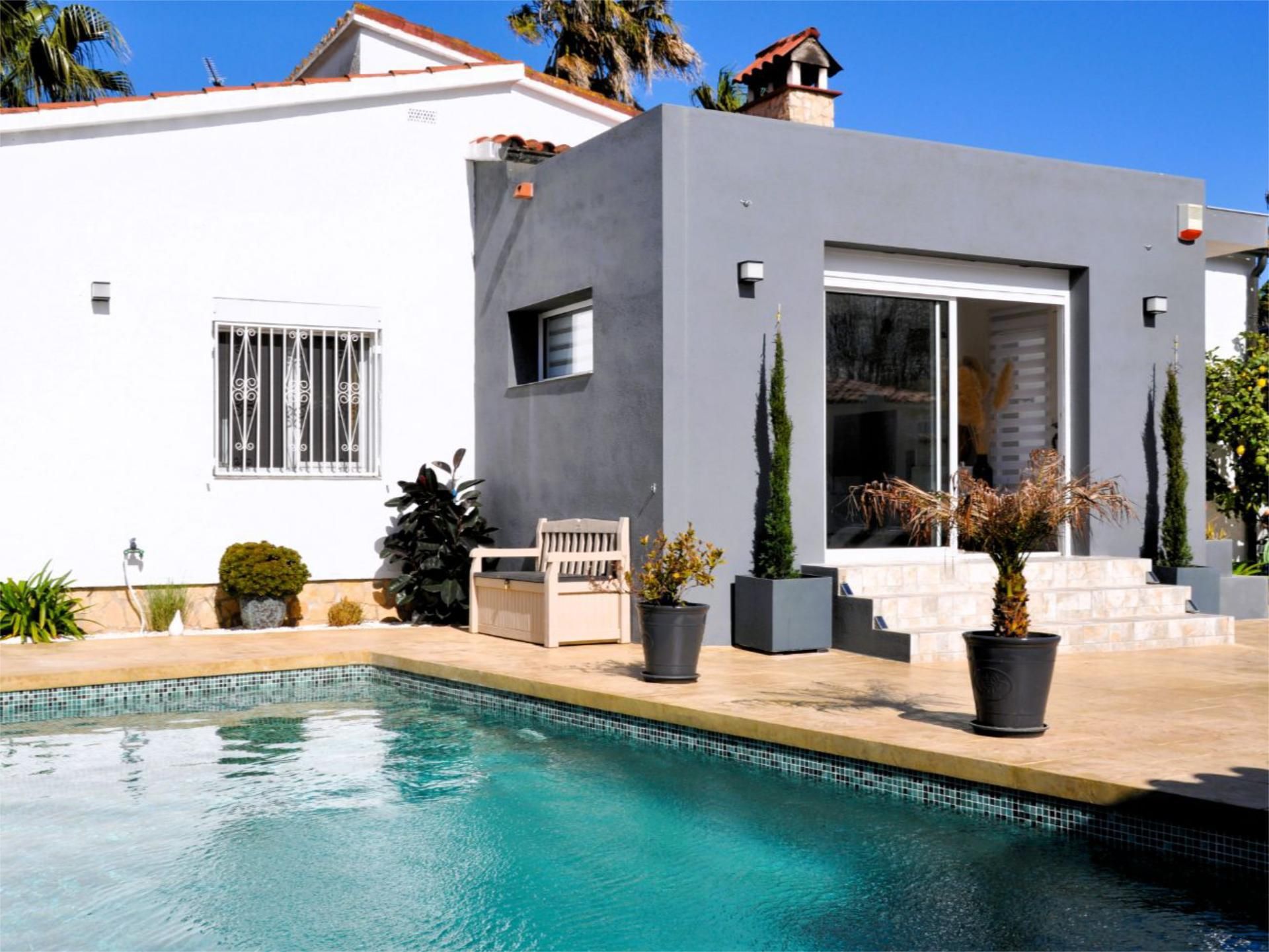 Exterior view of House or chalet for sale in Empuriabrava  with Air Conditioner, Terrace and Swimming Pool