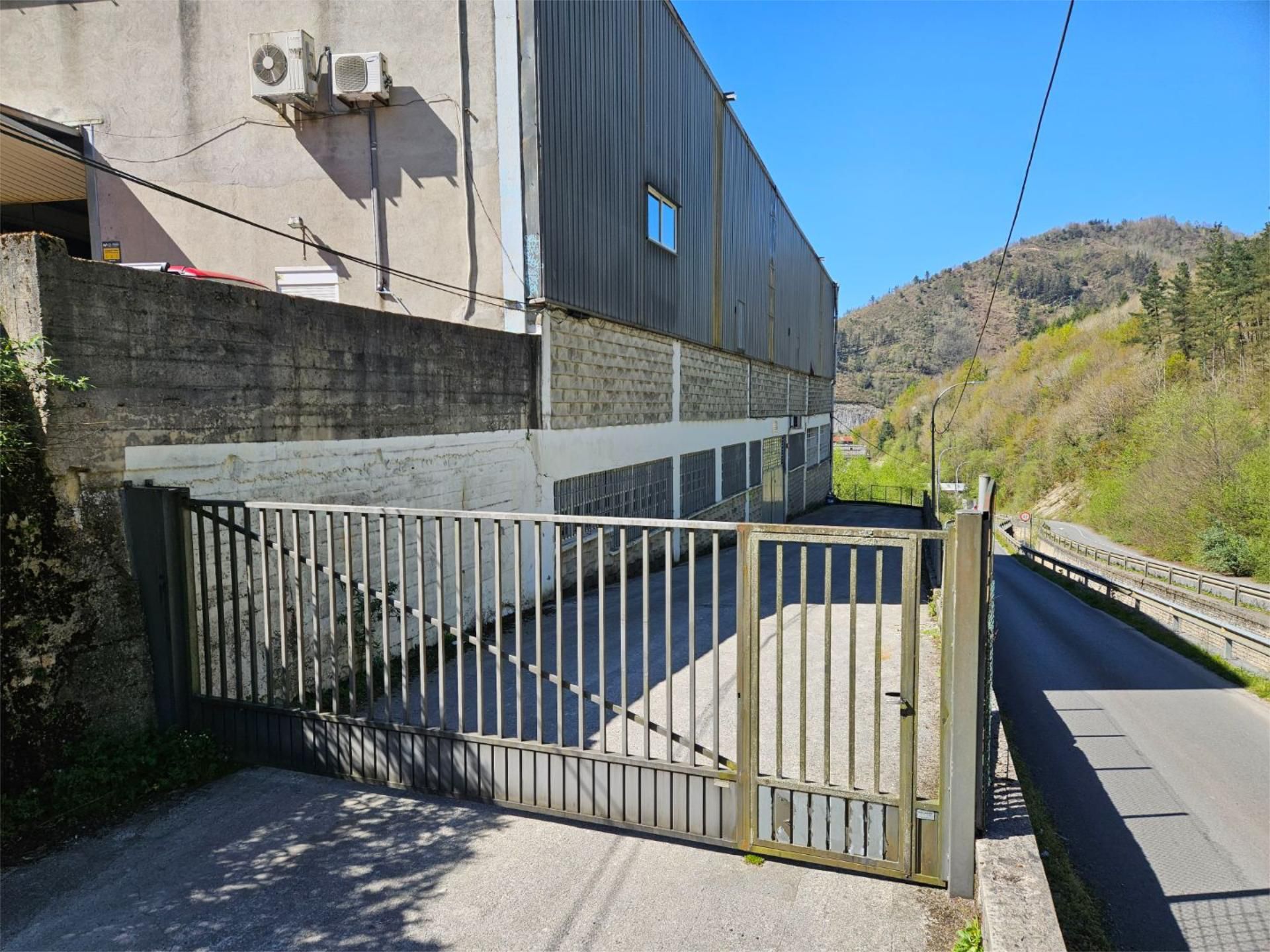 Vista exterior de Nau industrial de lloguer en Zaldibar