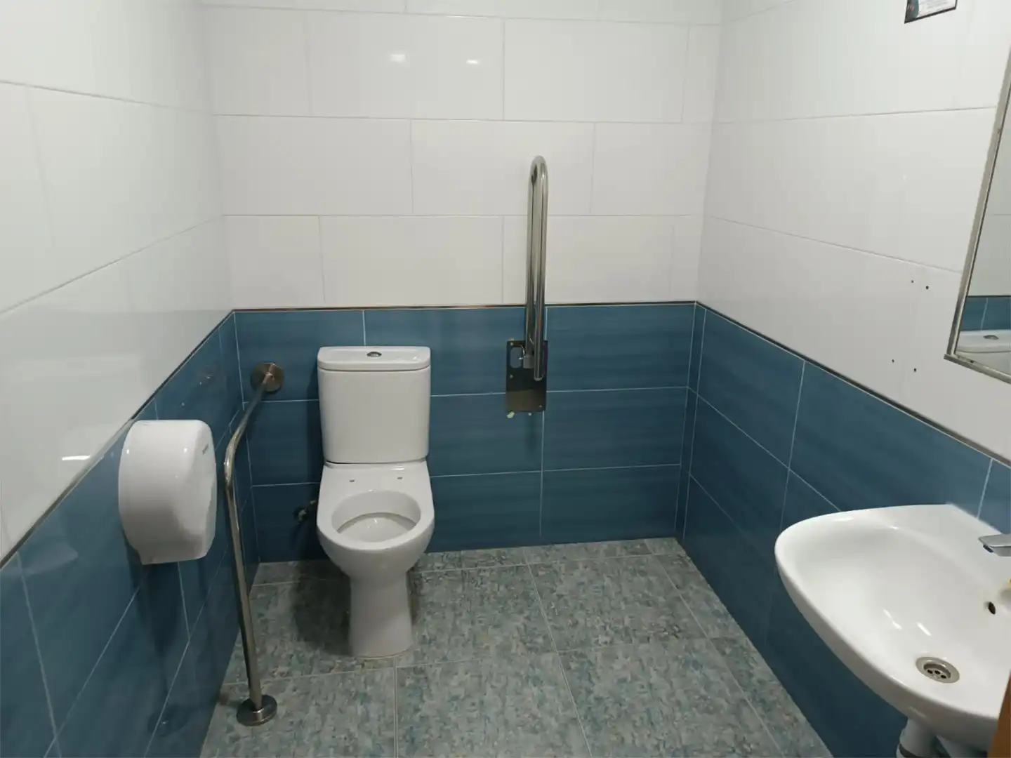 Bany de Local de lloguer en Cartagena amb Aire condicionat