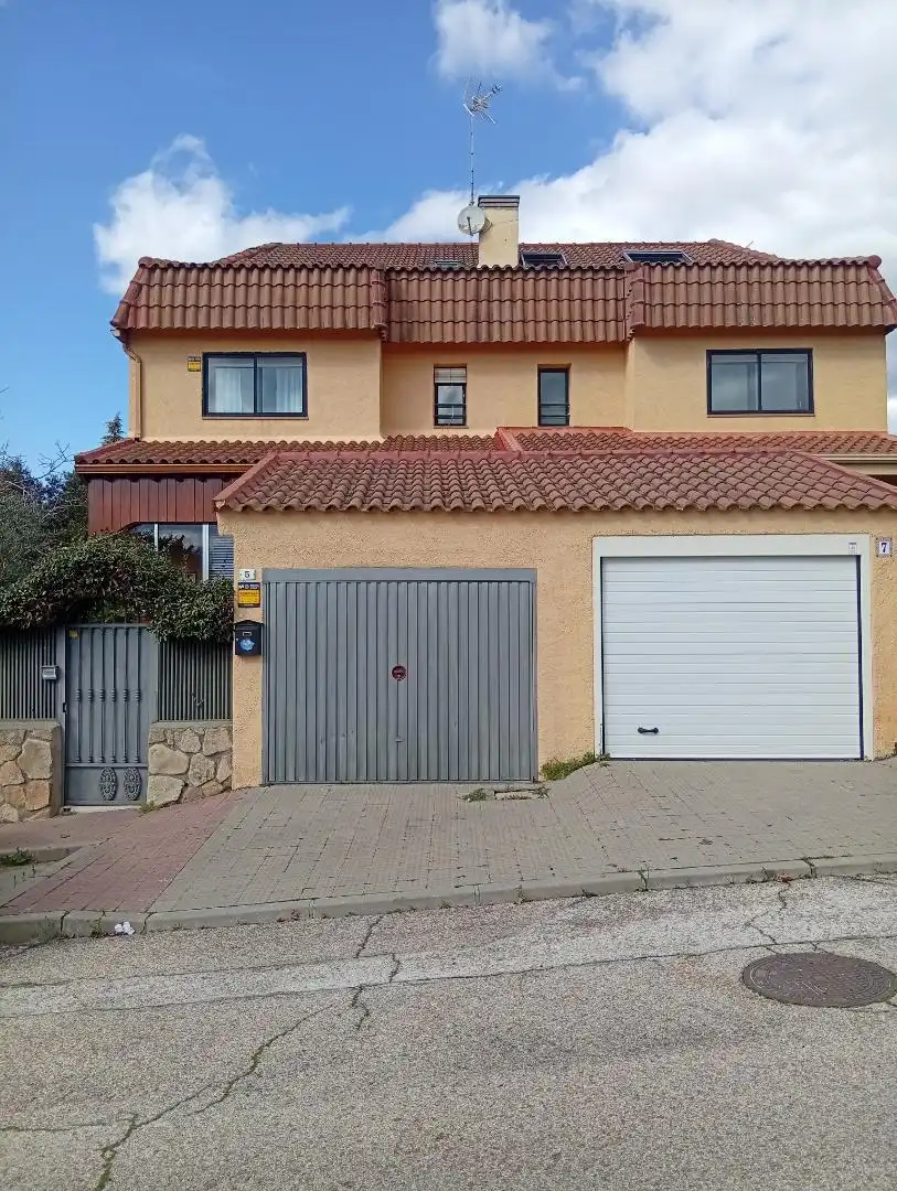 Casa o xalet en venda a Calle Conjuro, 5, Colmenarejo Aparcament de Casa o xalet en venda en Colmenarejo amb Aire condicionat, Calefacció i Jardí privat
